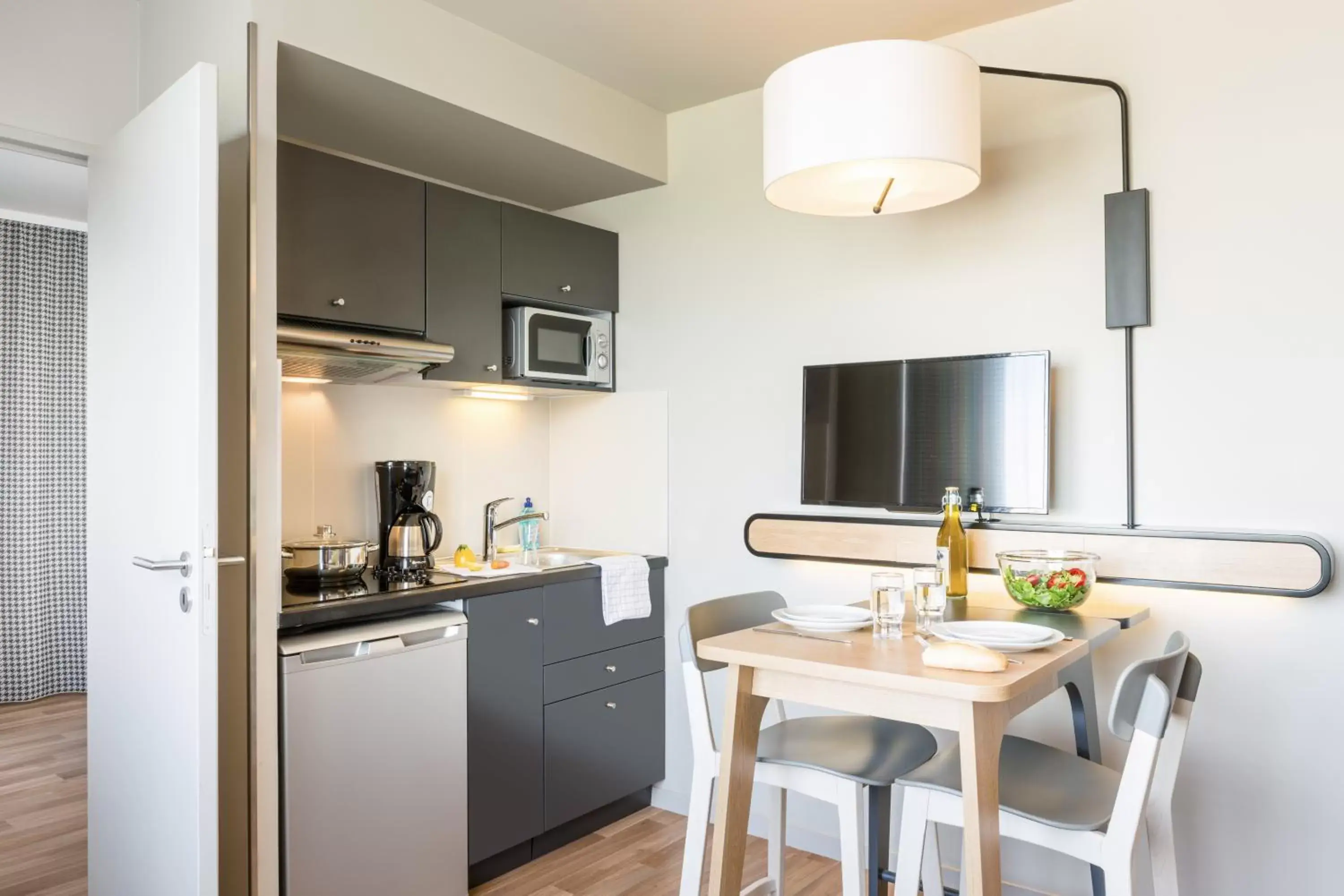 Photo of the whole room, Kitchen/Kitchenette in Aparthotel Adagio Access Paris Massy Gare