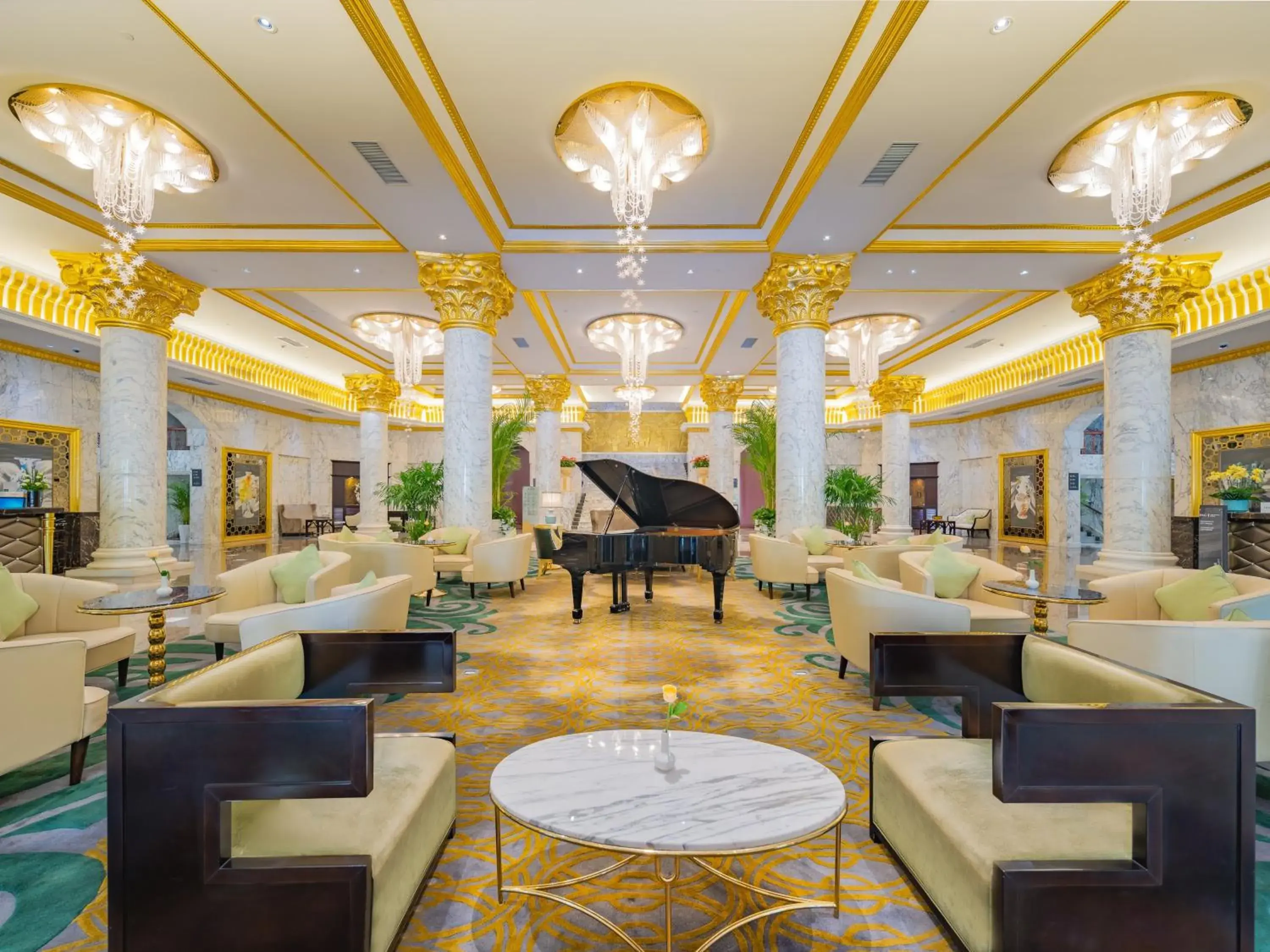 Property building in Crowne Plaza Zhengzhou by IHG Property building in Crowne Plaza Zhengzhou by IHG