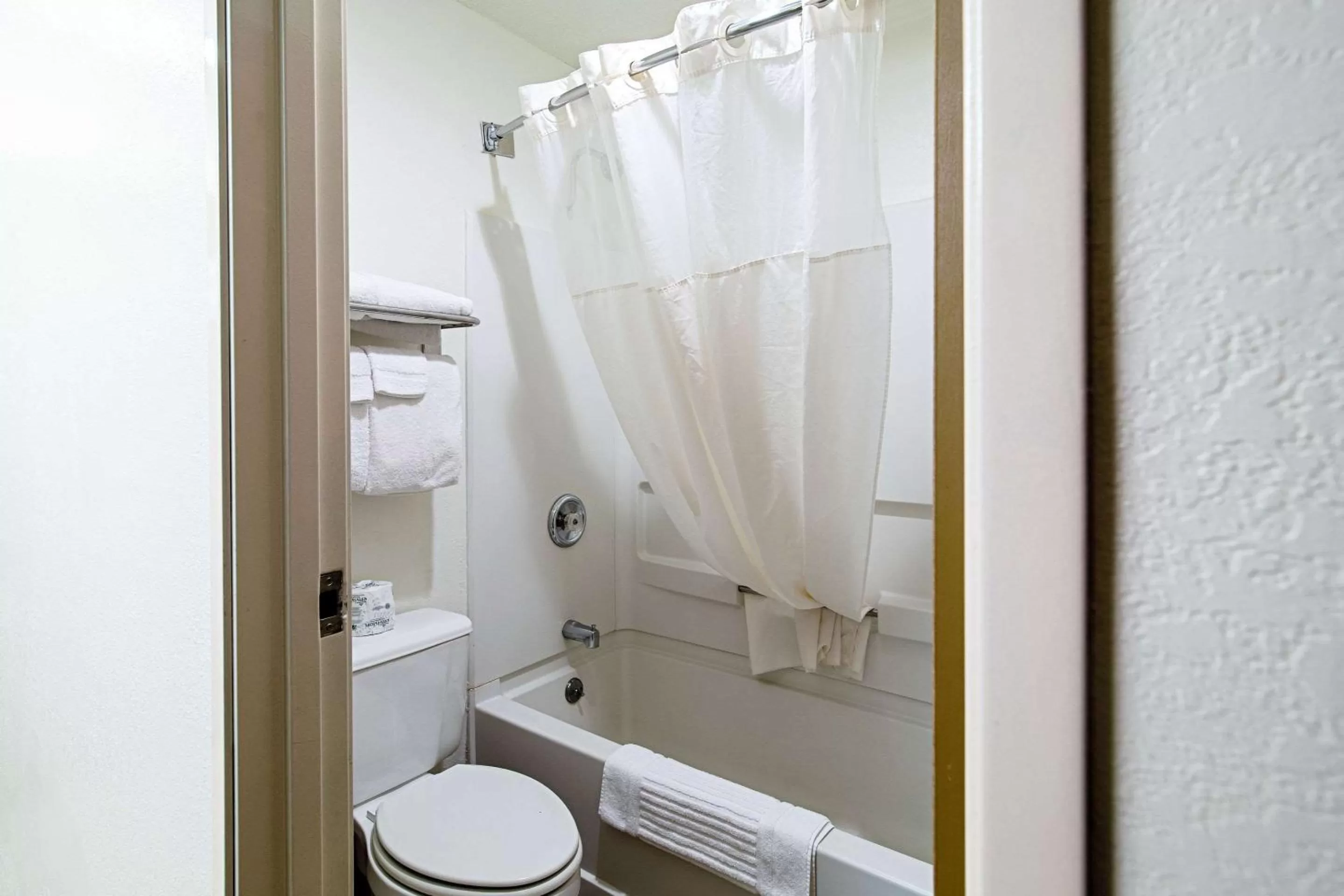 Bathroom in Quality Inn Aberdeen