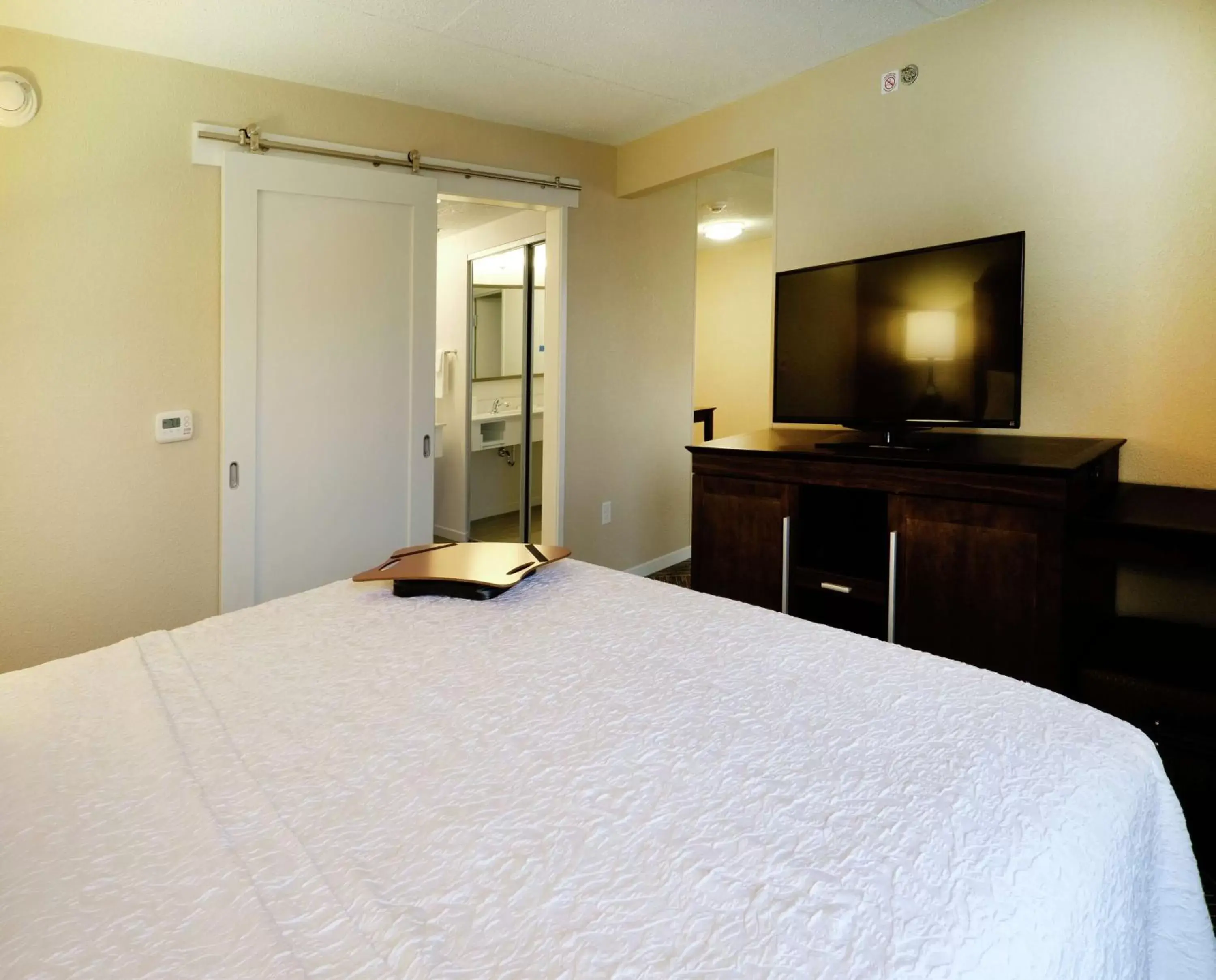 Bedroom, Bed in Hampton Inn Green Bay Downtown