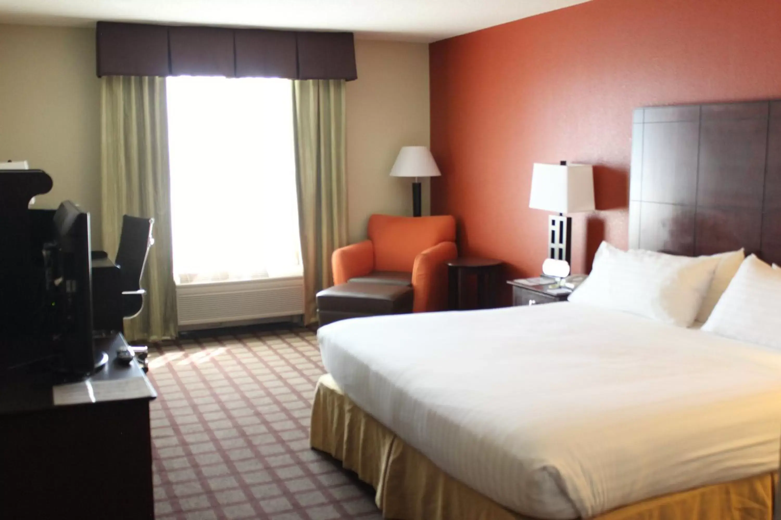 Photo of the whole room, Bed in Holiday Inn Express Hotel & Suites Chicago-Algonquin, an IHG Hotel