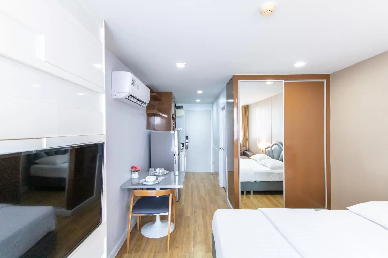 Photo of the whole room, Bed in United Residence Ekamai Bangkok