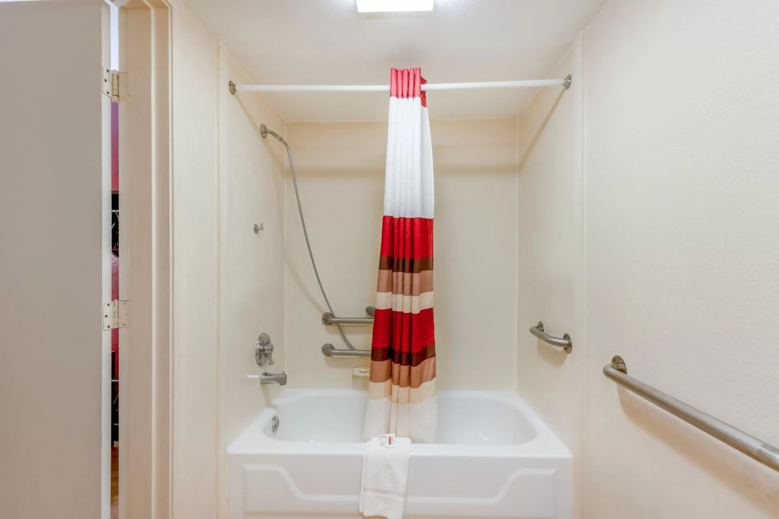 Bathroom in Red Roof Inn Kalamazoo East – Expo Center