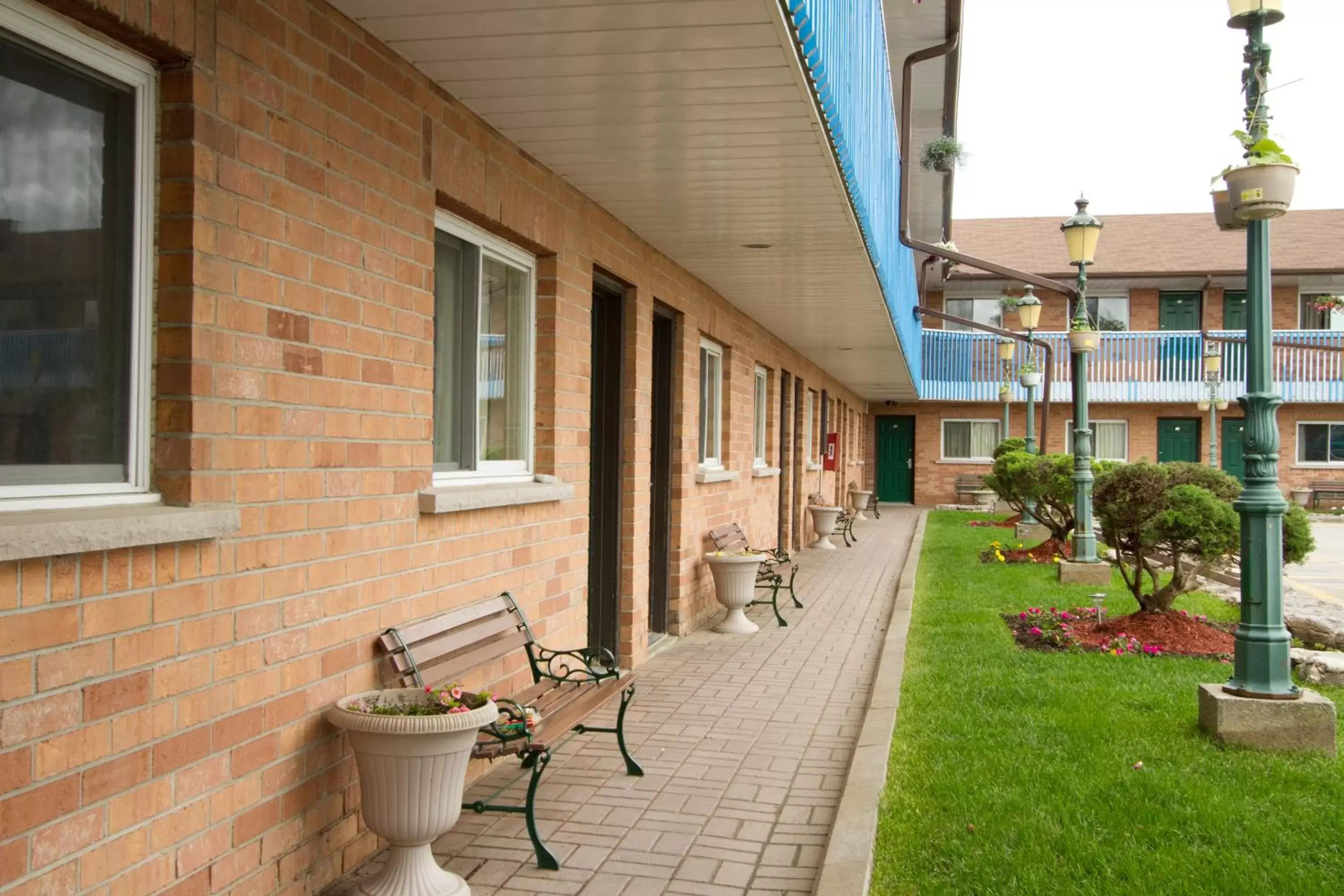 Facade/entrance in Knights Inn Lindsay