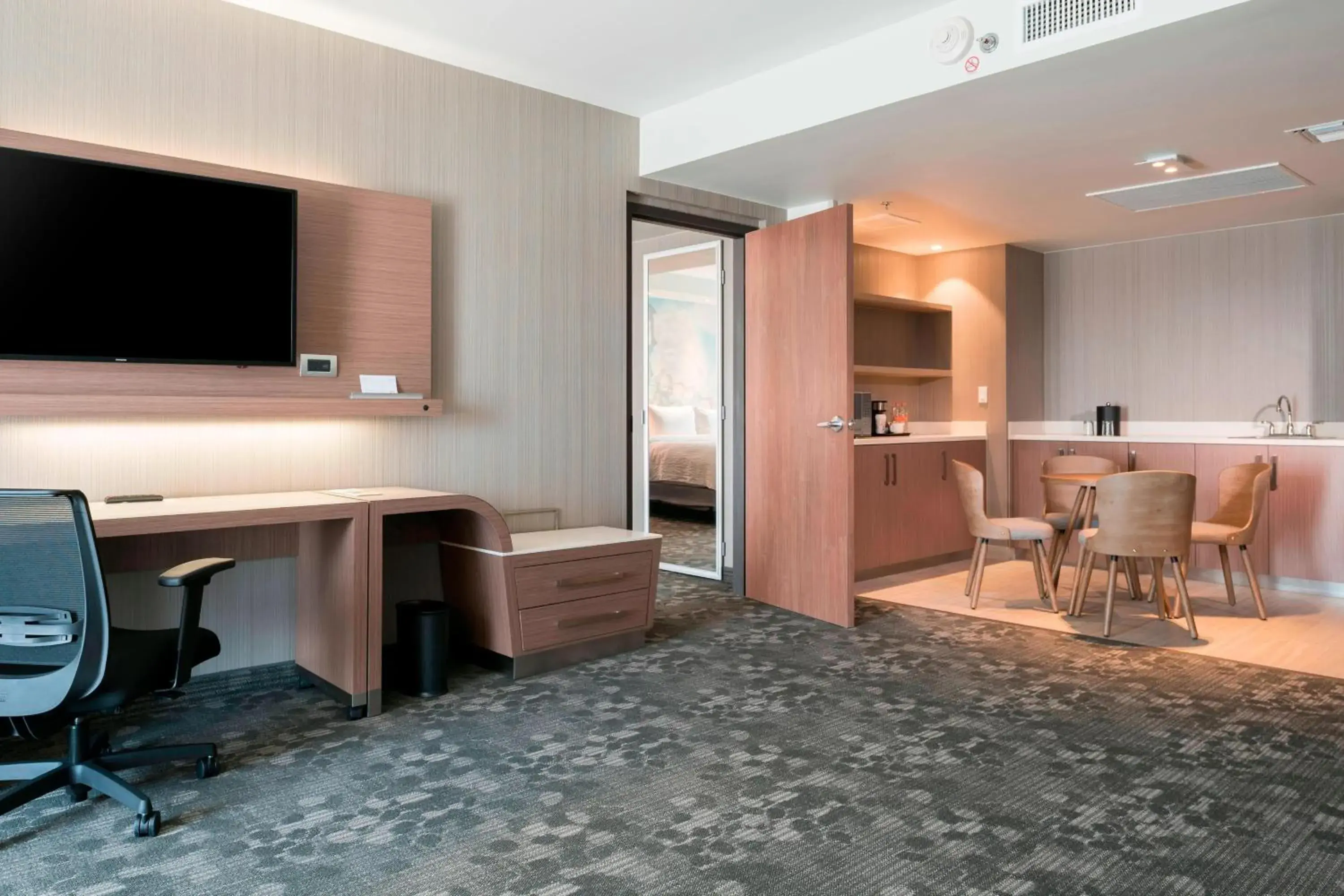 Living room, TV/Entertainment Center in Courtyard by Marriott Ciudad Juarez