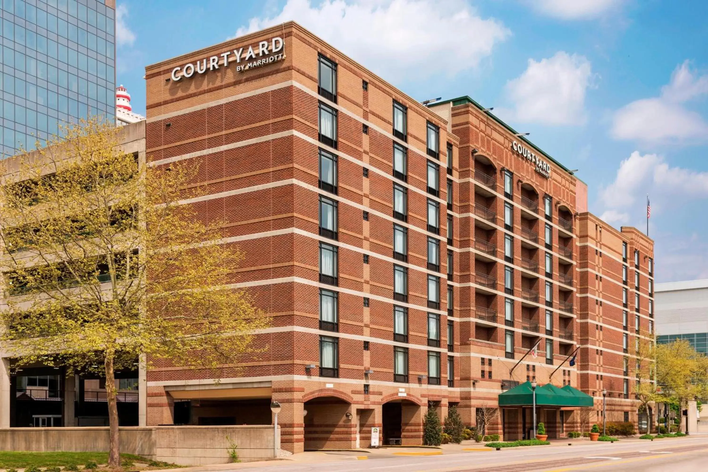 Property Building in Courtyard Louisville Downtown