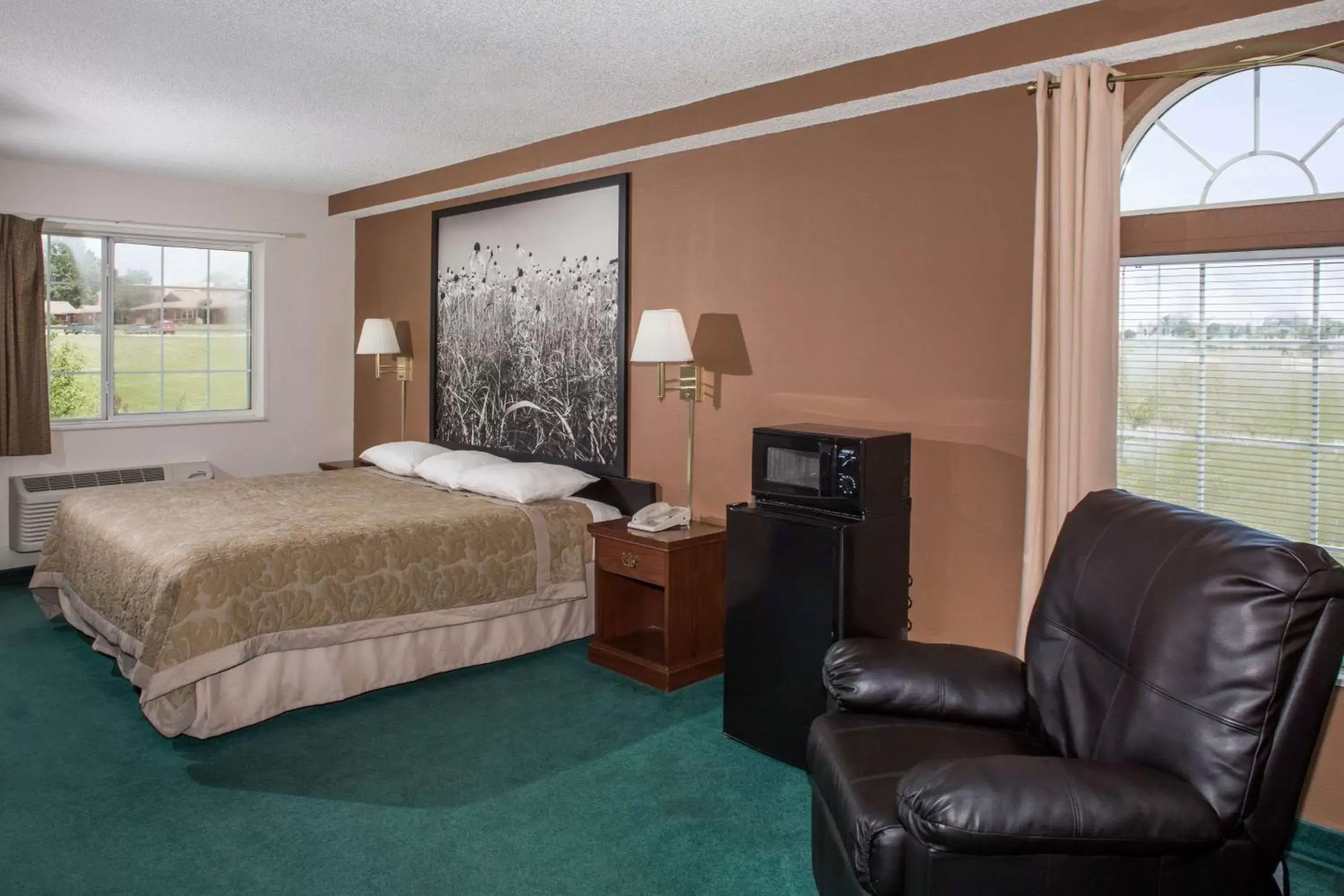 Photo of the whole room in Super 8 by Wyndham Richmond