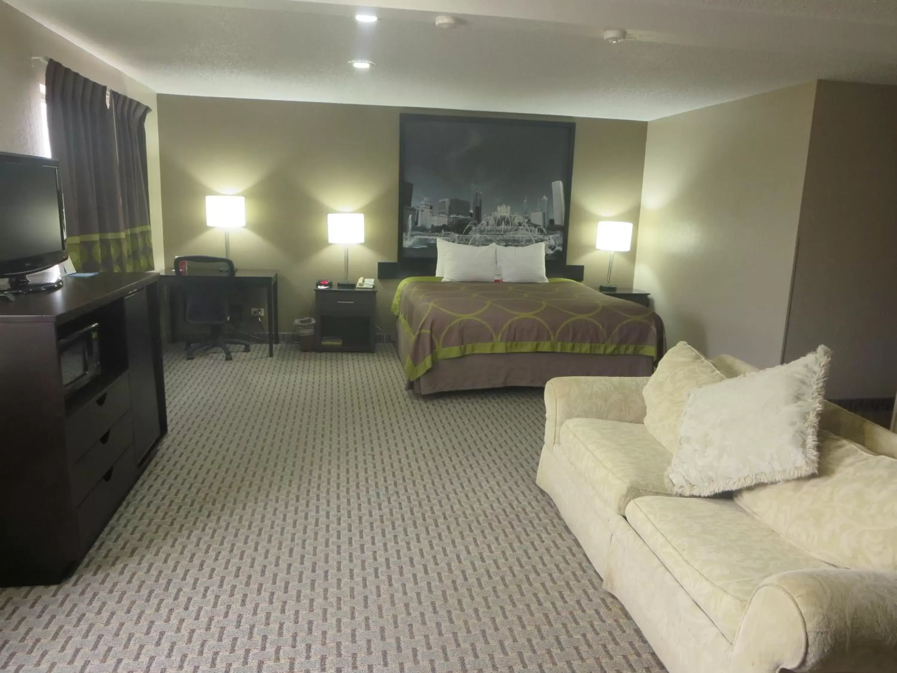 Bedroom, Bed in Super 8 by Wyndham Mundelein/Libertyville Area Bedroom, Bed in Super 8 by Wyndham Mundelein/Libertyville Area