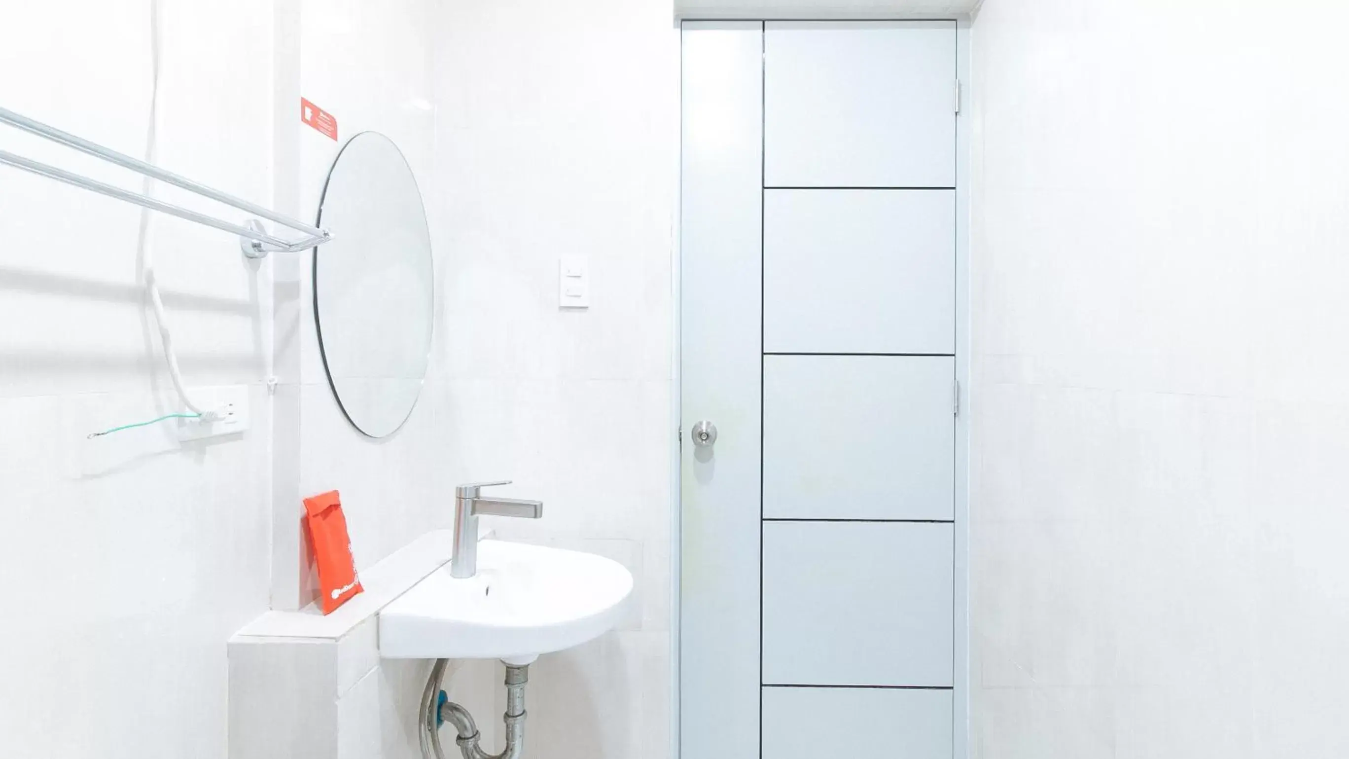 Bathroom in RedDoorz at Timog Avenue Quezon City - Vaccinated Staff