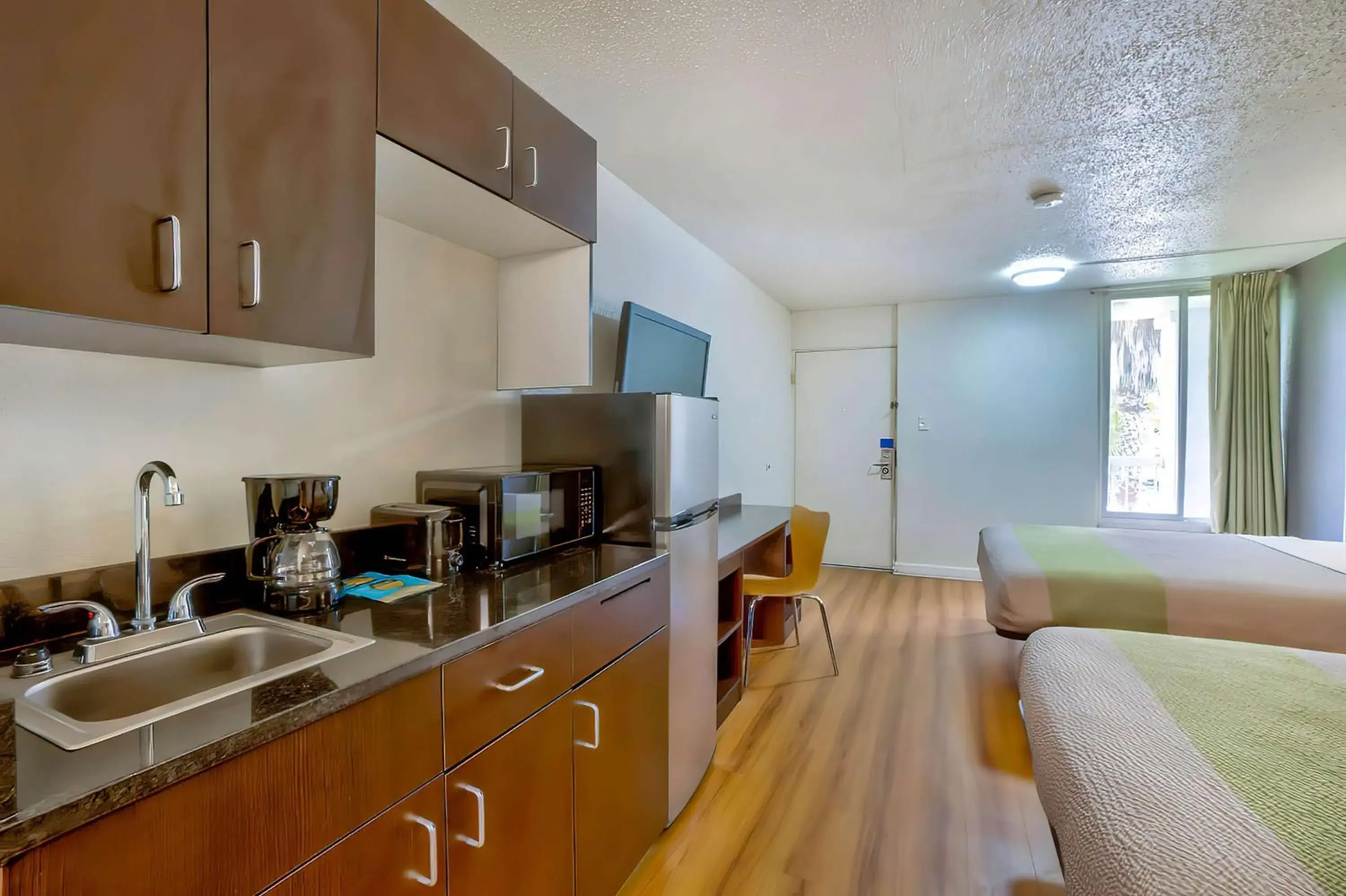 Bedroom, Bed in Studio 6 Gainesville, Fl Bedroom, Bed in Studio 6 Gainesville, Fl