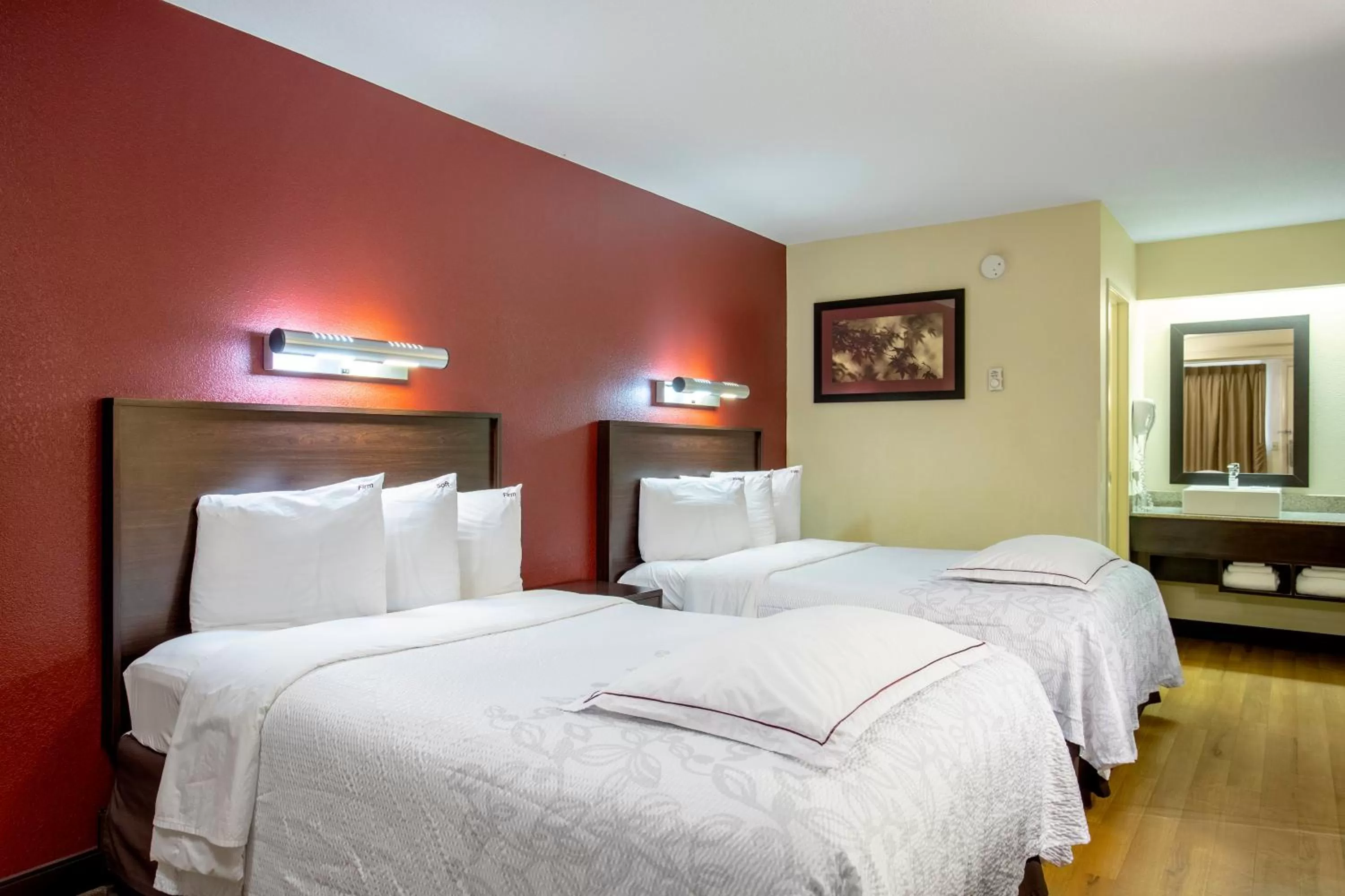 Photo of the whole room, Bed in Red Roof Inn PLUS+ Baltimore-Washington DC/BWI Airport