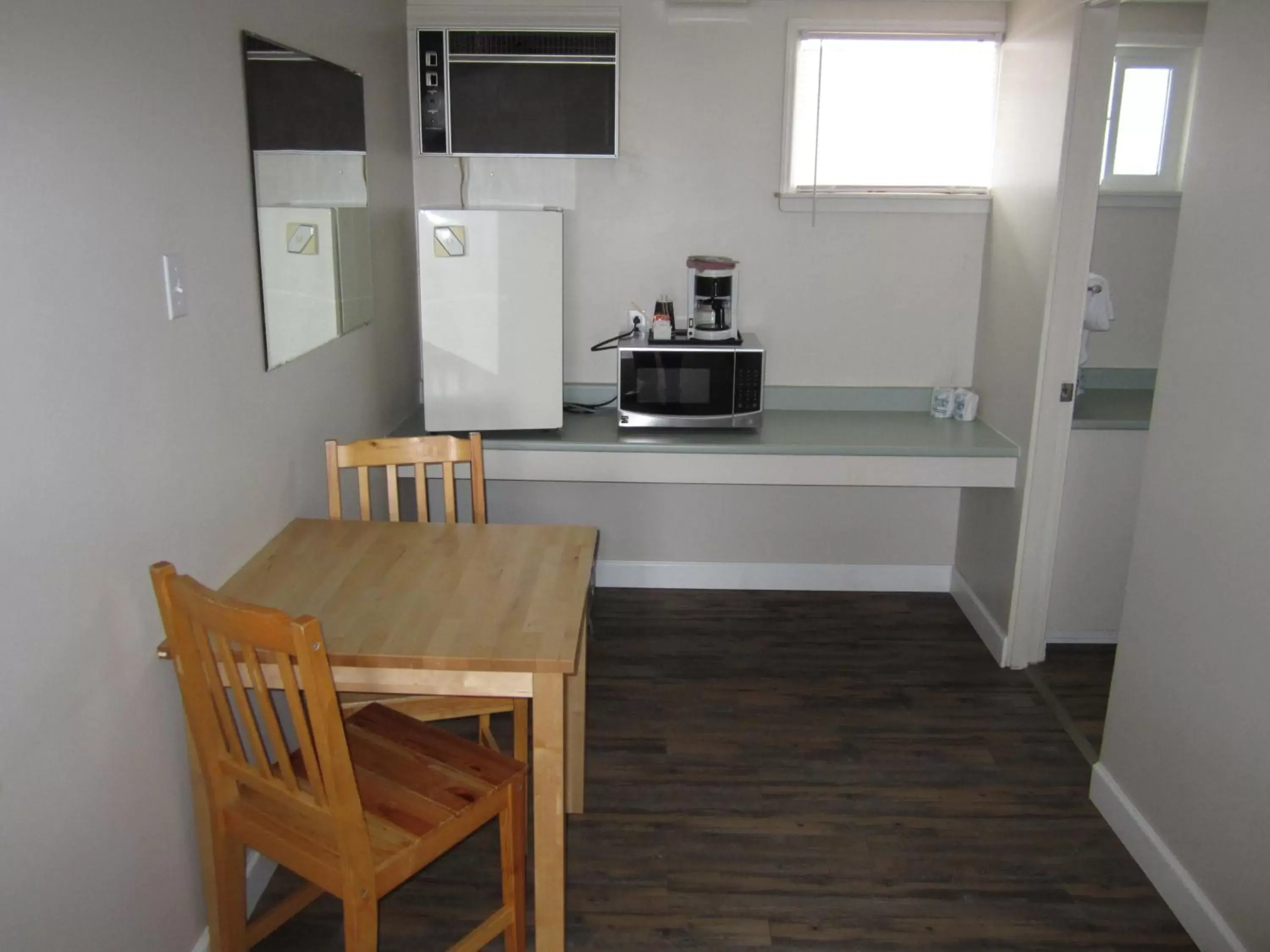 Kitchen/Kitchenette in Fireweed Motel