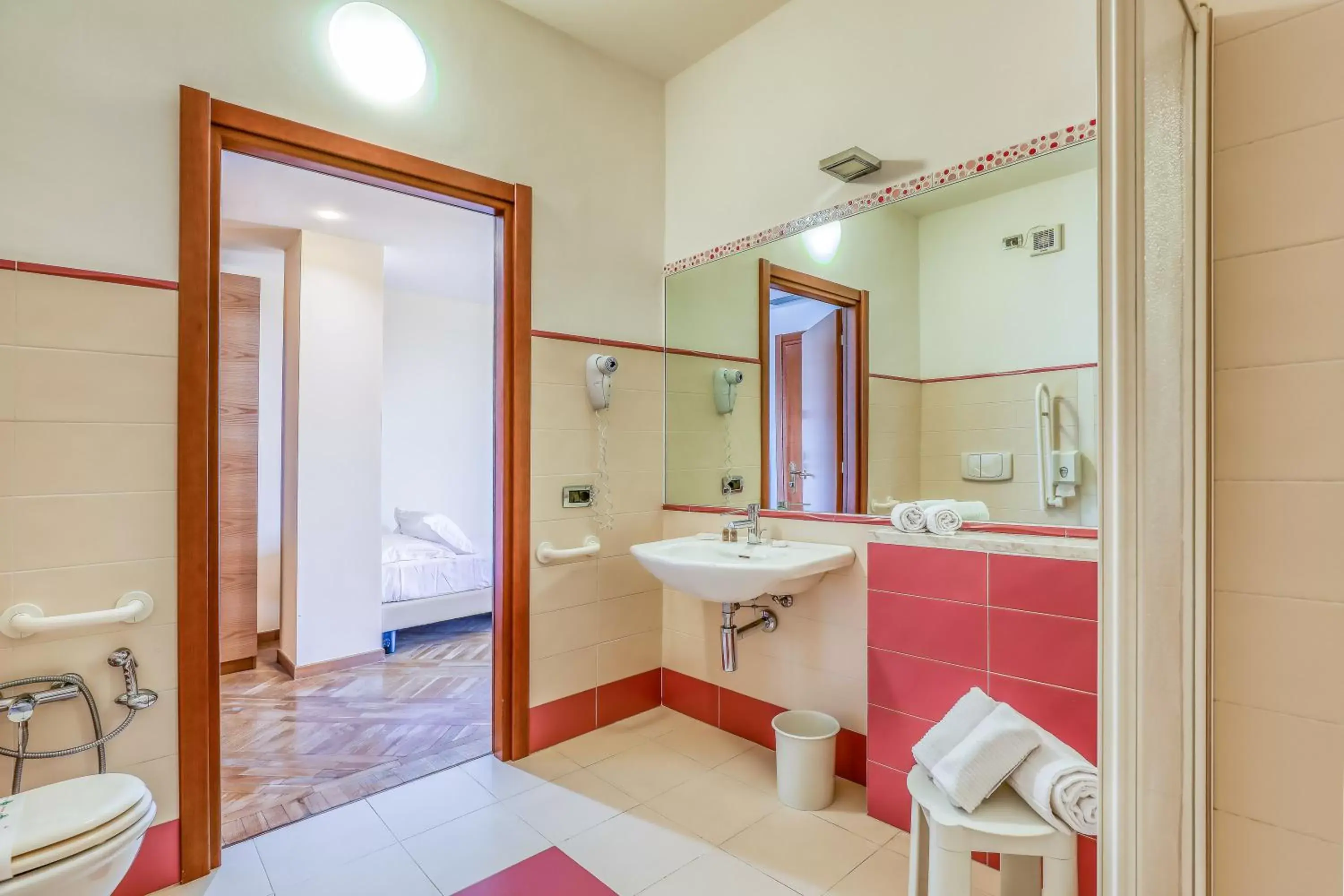 Shower, Bathroom in Hotel PentHouse