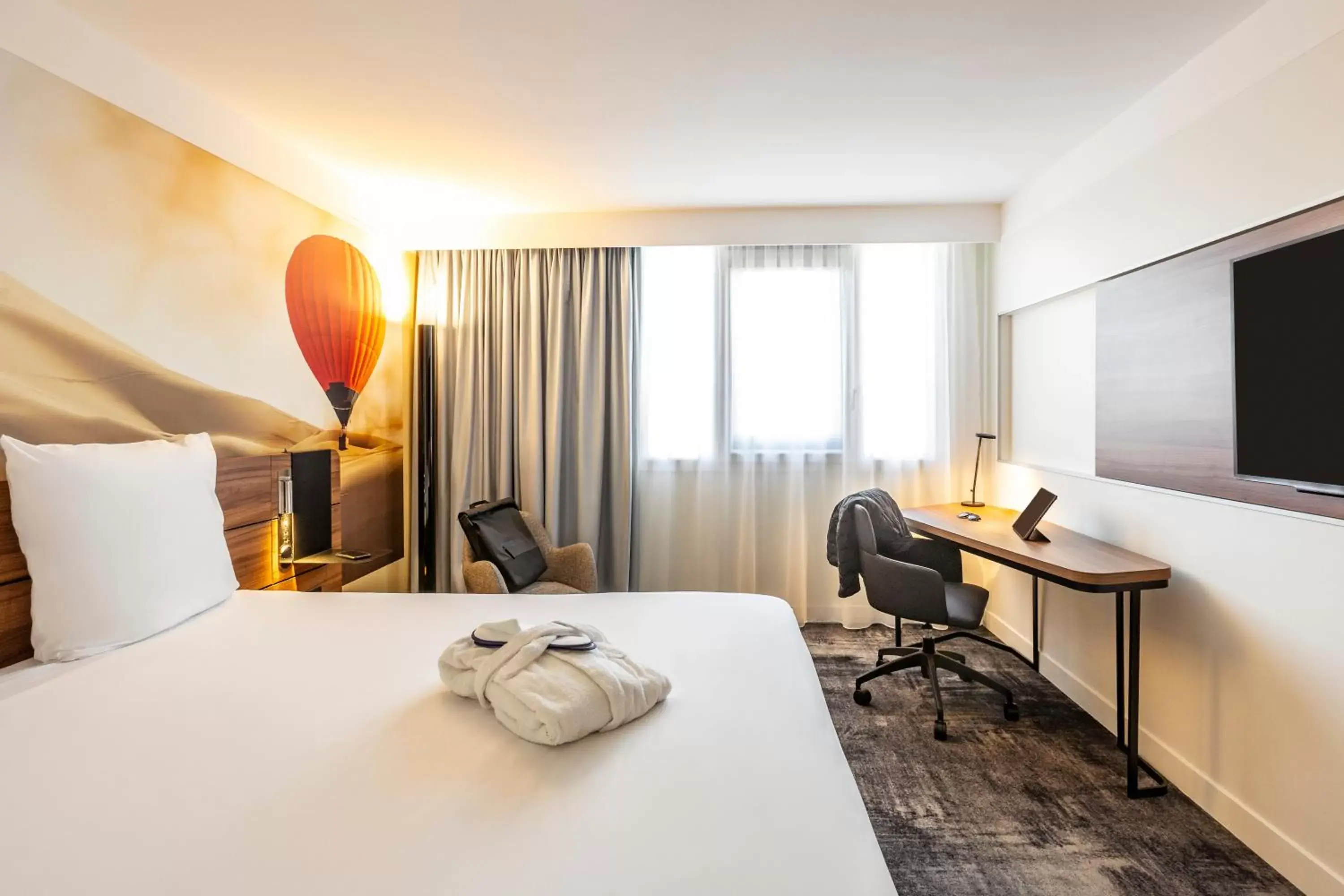 Superior Room with One Double Bed and Sofa in Mercure Bordeaux Centre Gare Saint Jean Superior Room with One Double Bed and Sofa in Mercure Bordeaux Centre Gare Saint Jean