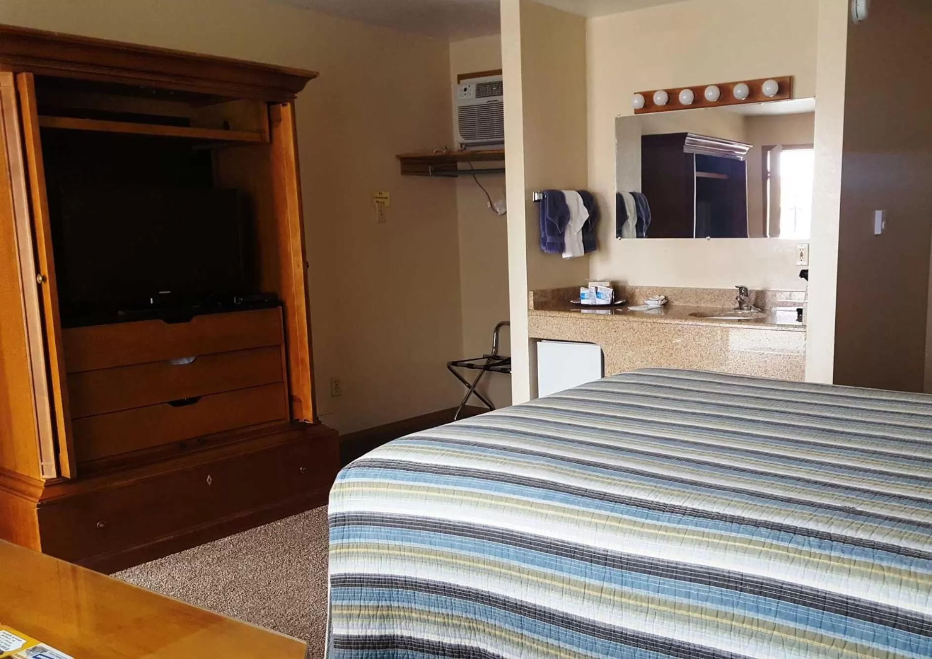 TV and multimedia, Bed in Bristlecone Motel