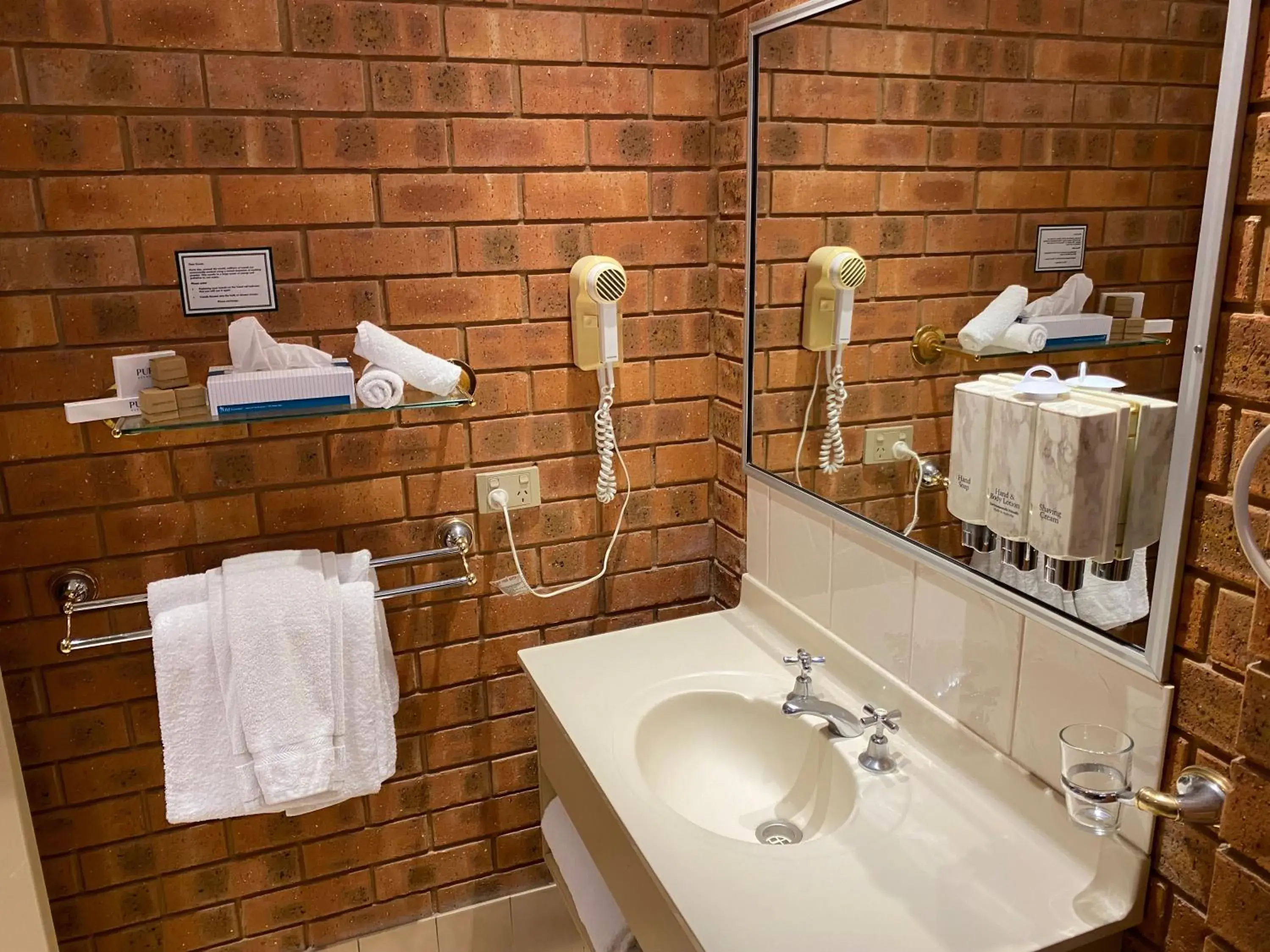 Bathroom in Central Yarrawonga Motor Inn