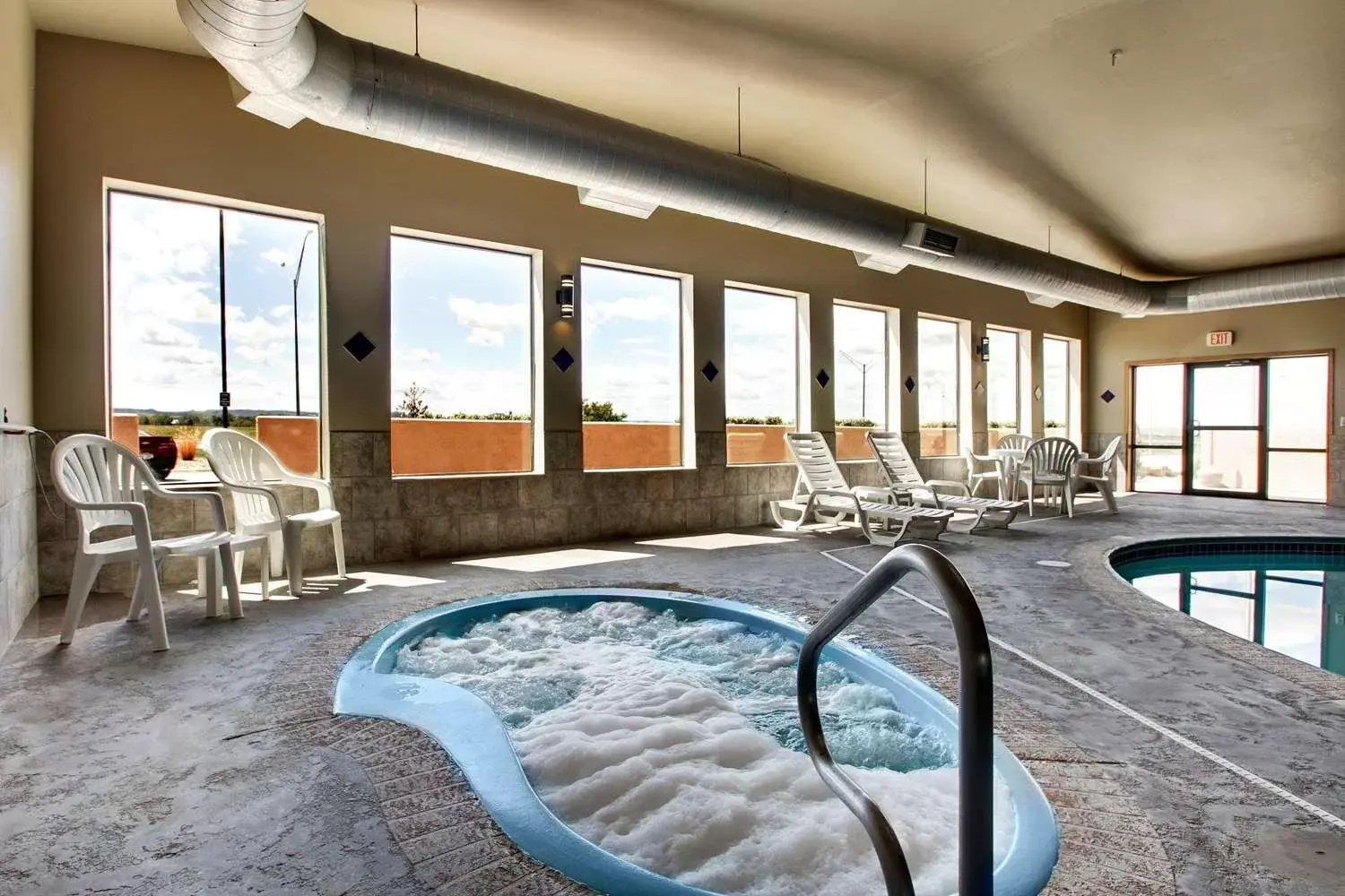 Hot Tub, Swimming Pool in Best Western West Hills Inn