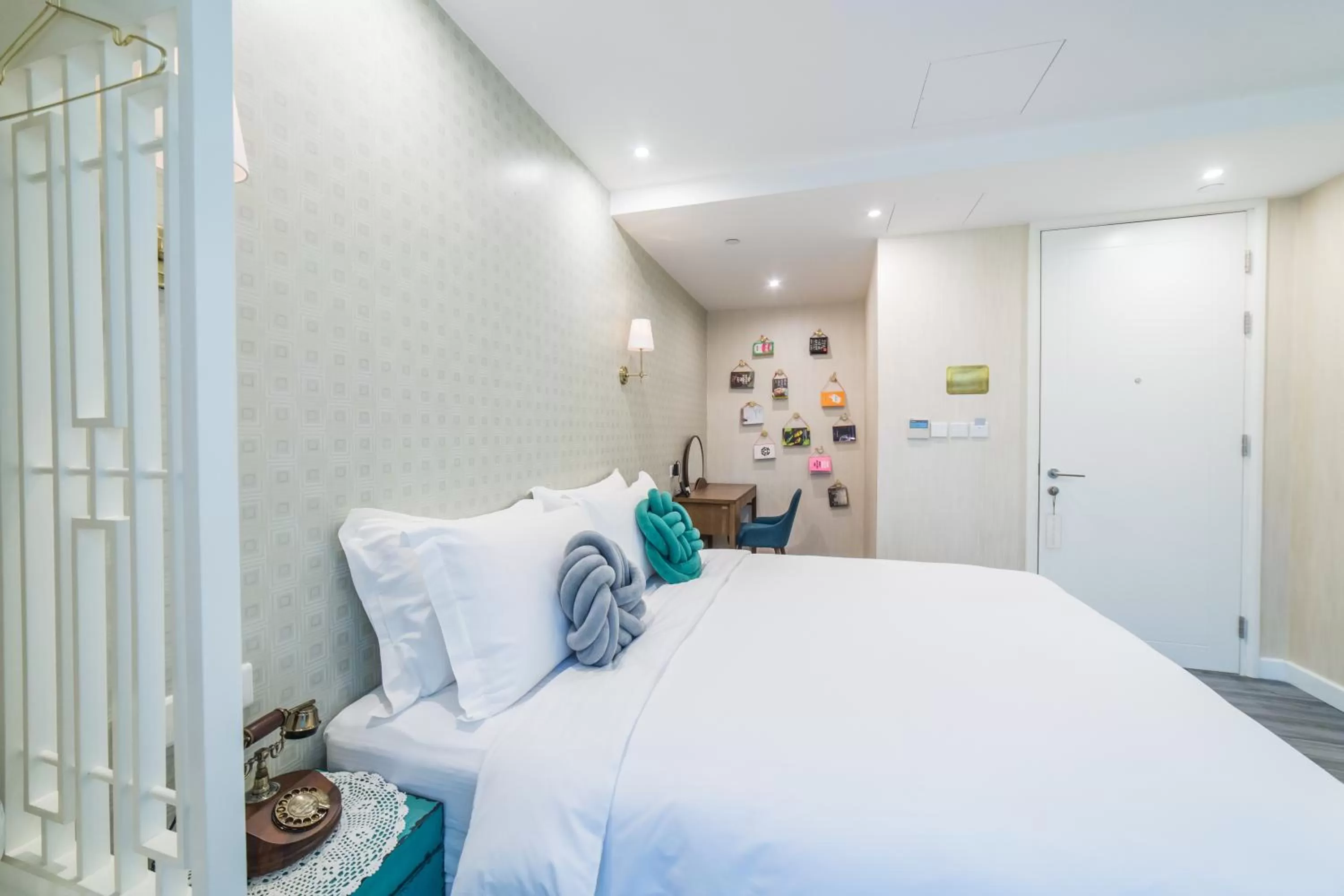 Bed in Tung Nam Lou Art Hotel