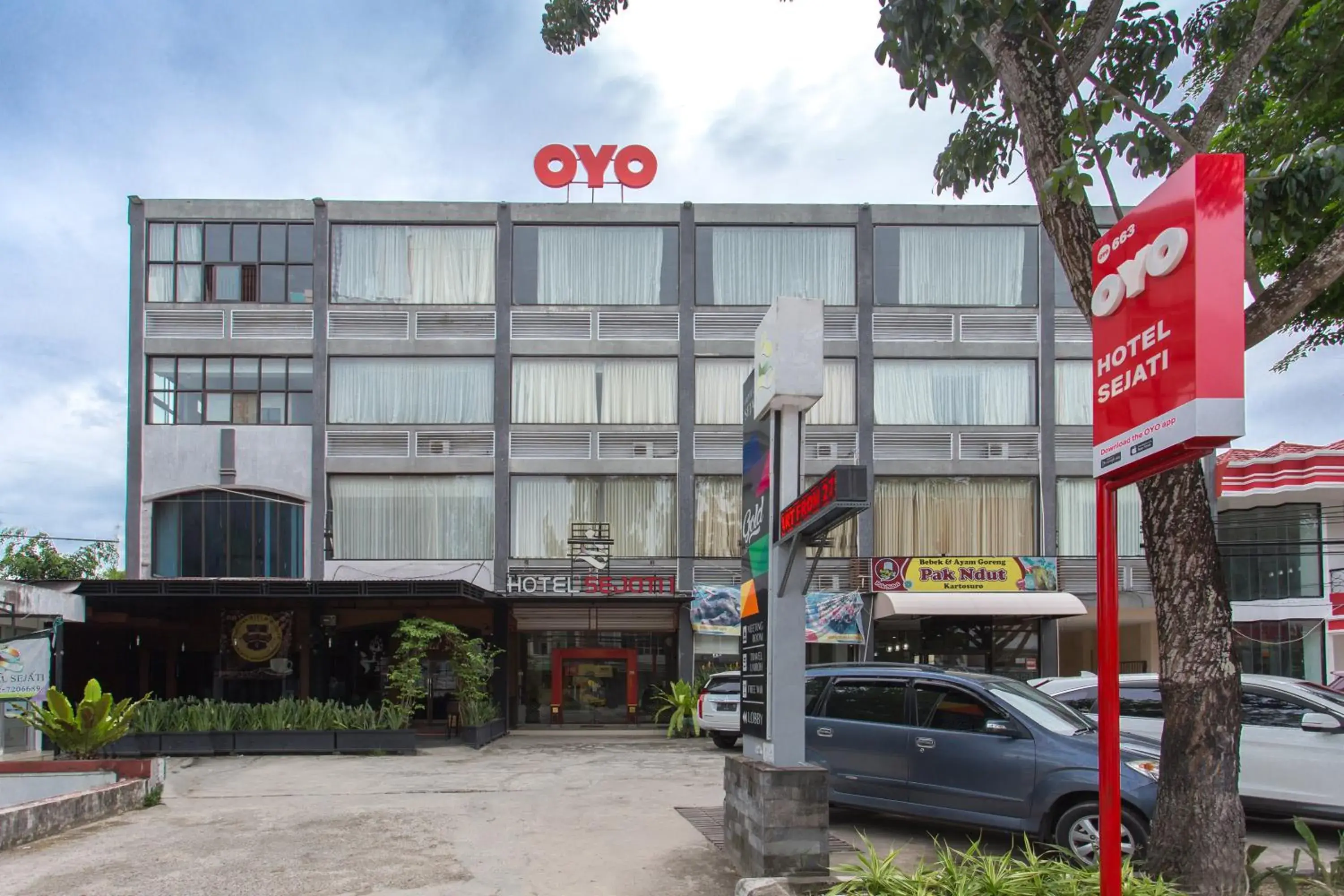 Facade/entrance, Property Building in OYO 663 Hotel Sejati