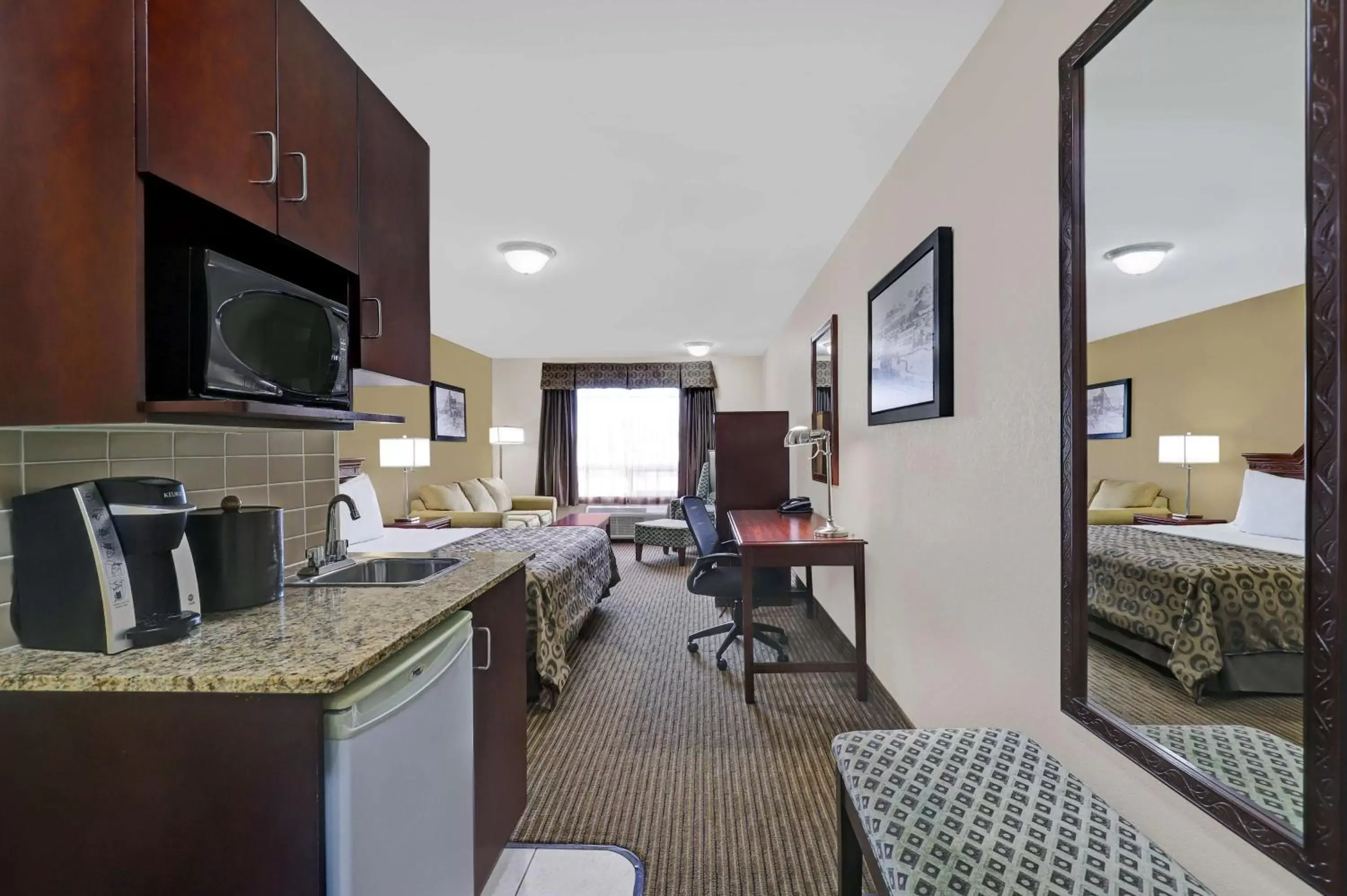 Bedroom, TV/Entertainment Center in SureStay Plus Hotel by Best Western Drumheller