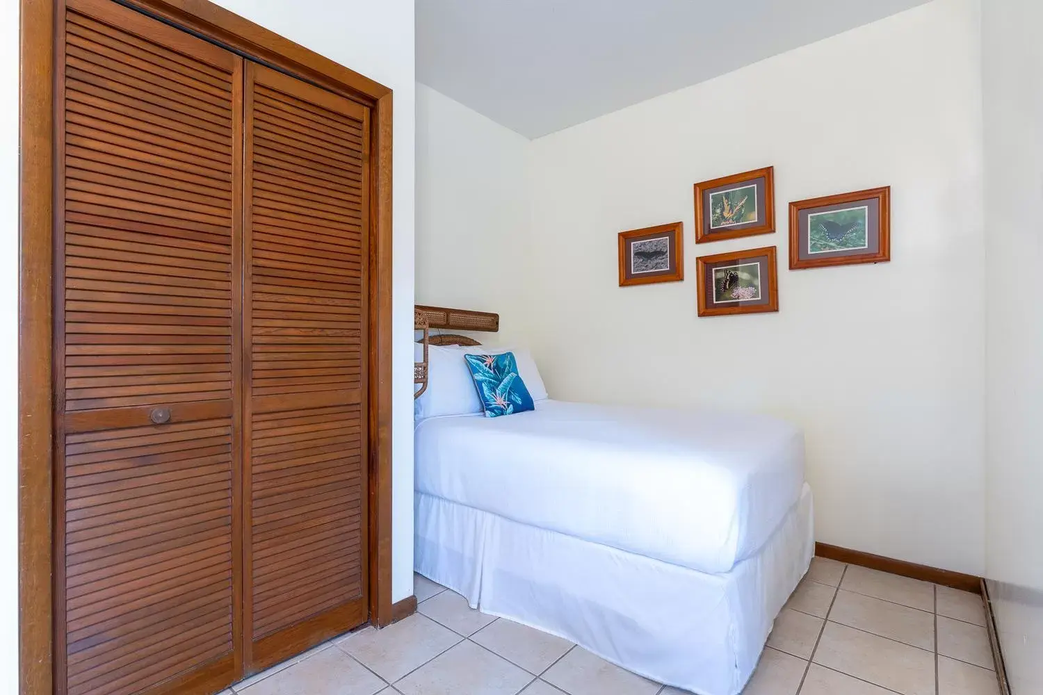 Bedroom, Bed in Rock Reef Resort