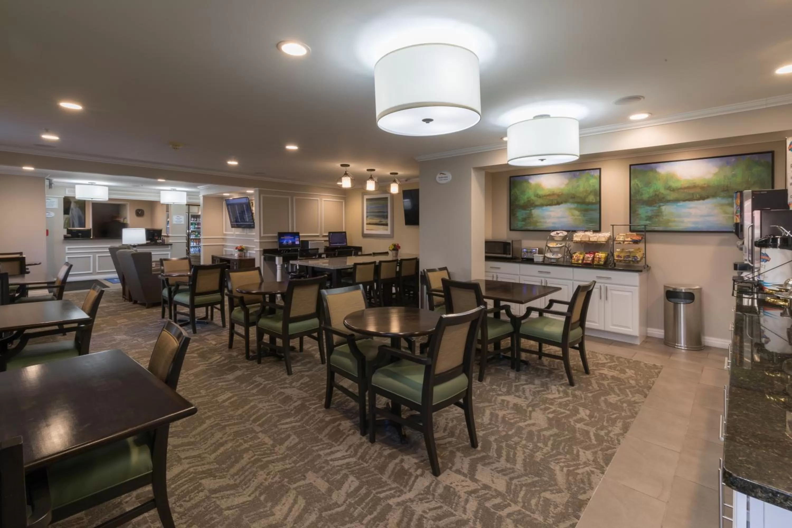 Communal lounge/ TV room in Baymont by Wyndham Detroit Airport/Romulus
