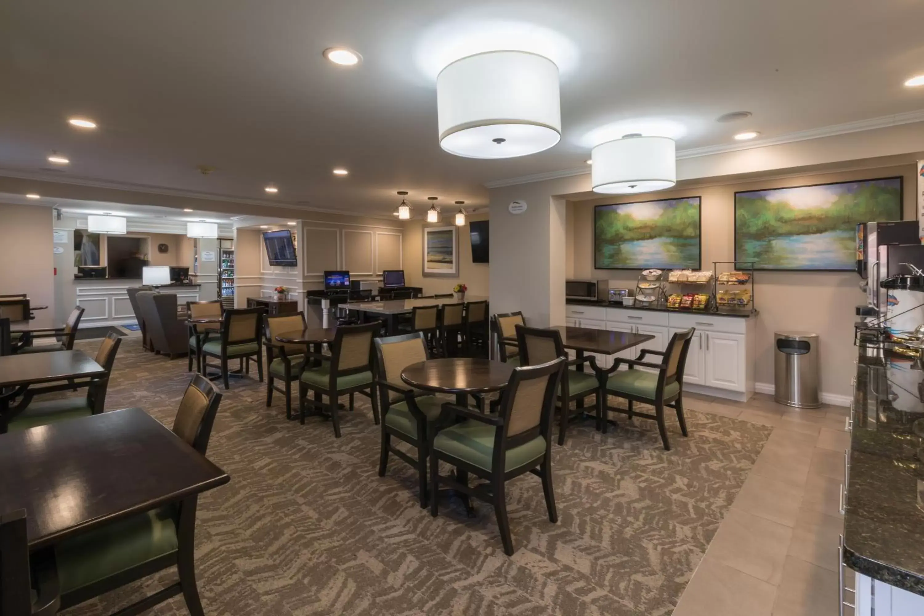 Communal lounge/ TV room, Restaurant/Places to Eat in Baymont by Wyndham Detroit Airport/Romulus