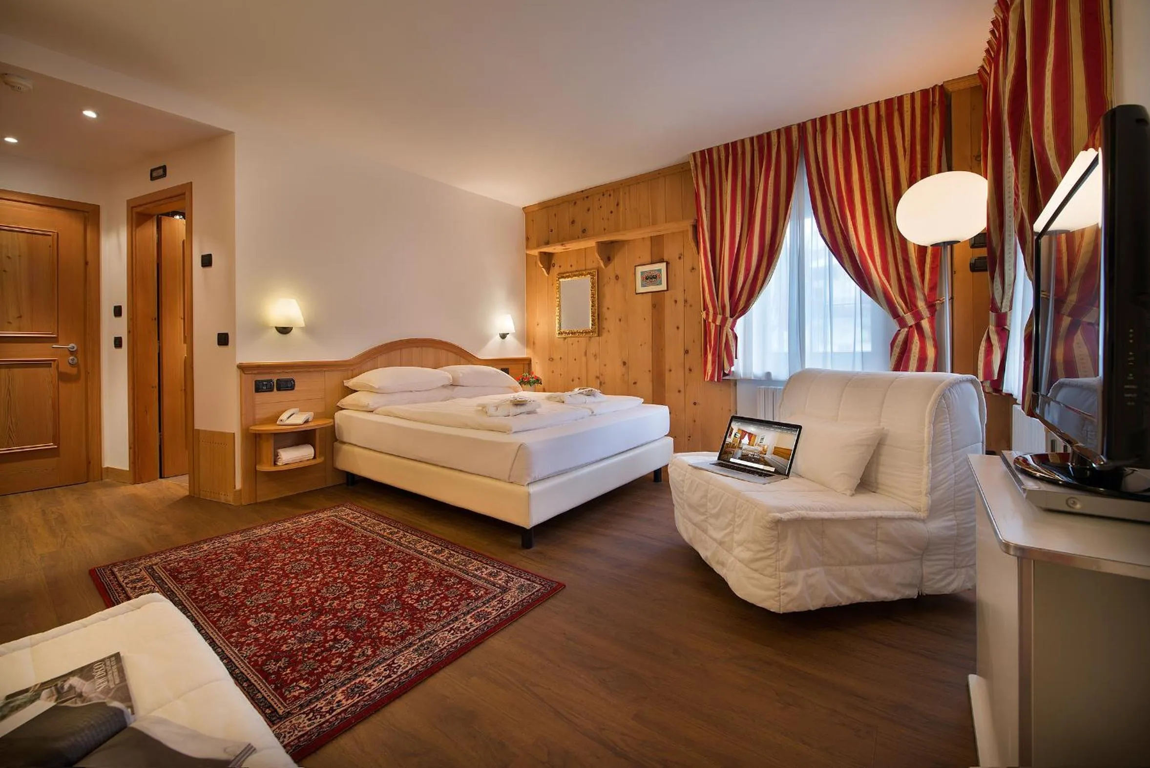 Photo of the whole room, Bed in Hotel Livigno