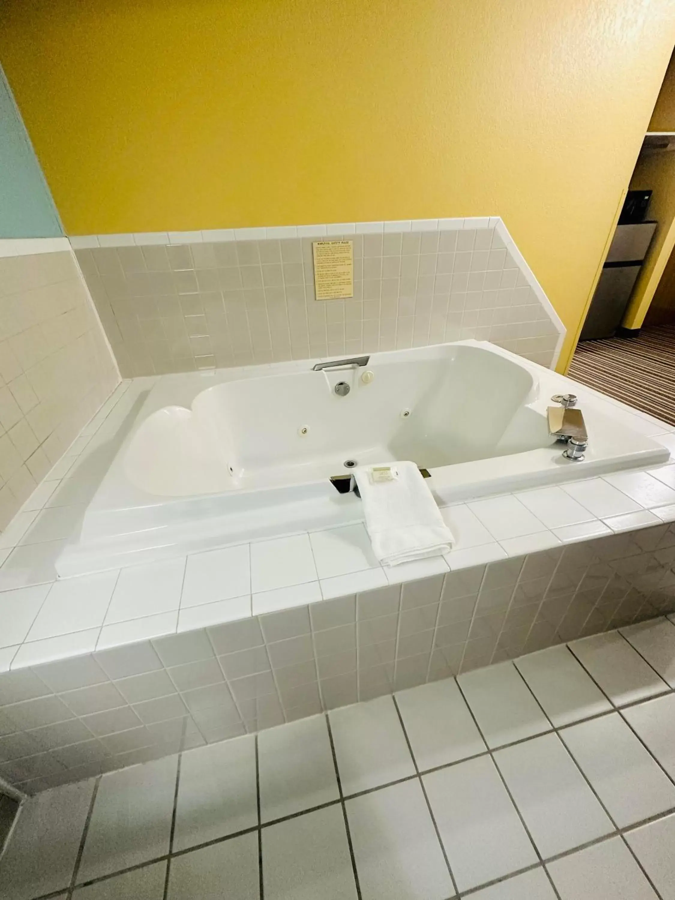 Hot Tub, Bathroom in Super 8 by Wyndham Warrenton