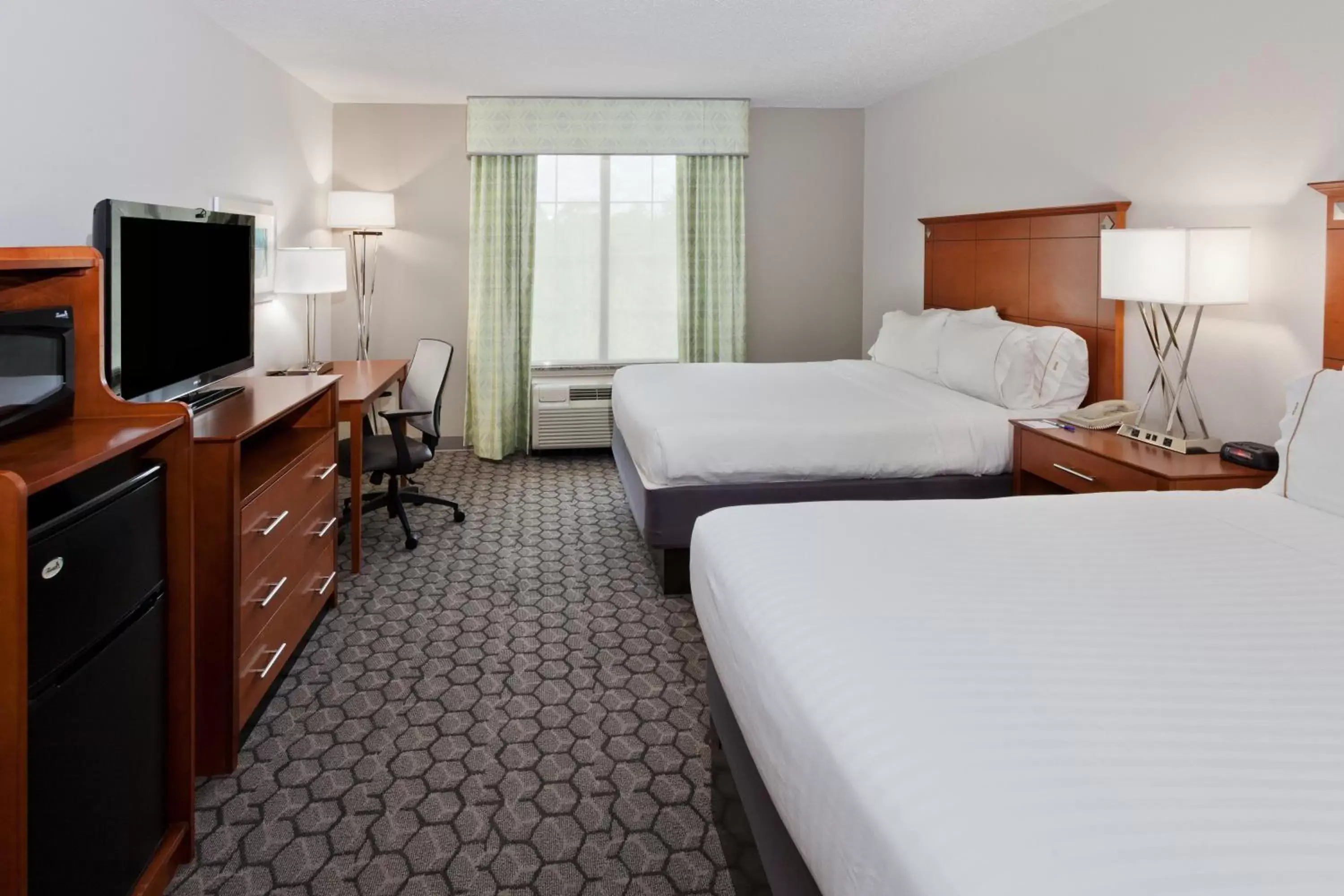 Photo of the whole room, Bed in Holiday Inn Express Phenix City-Fort Benning, an IHG Hotel