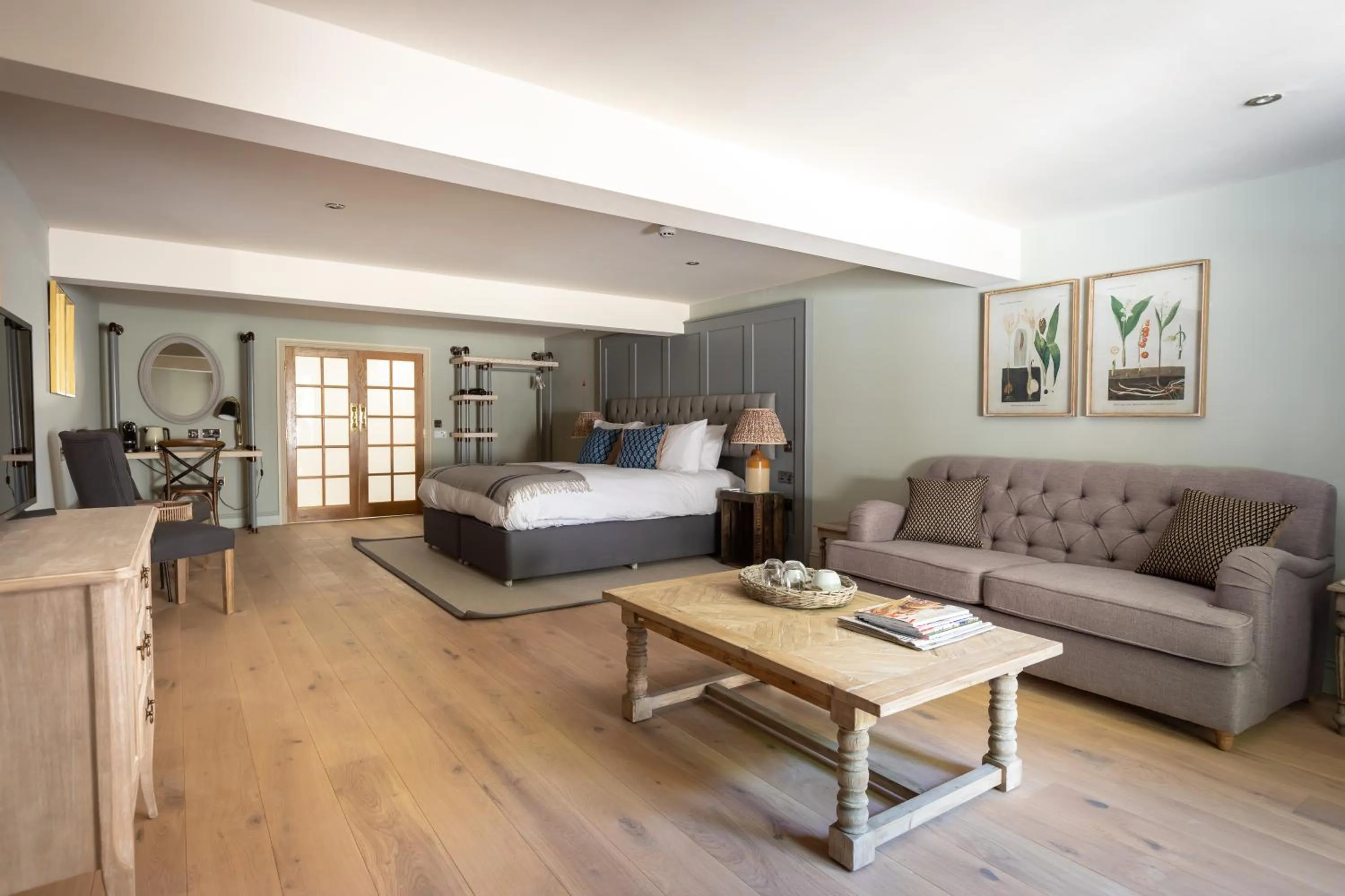 Bedroom, Bed in The Frogmill Hotel