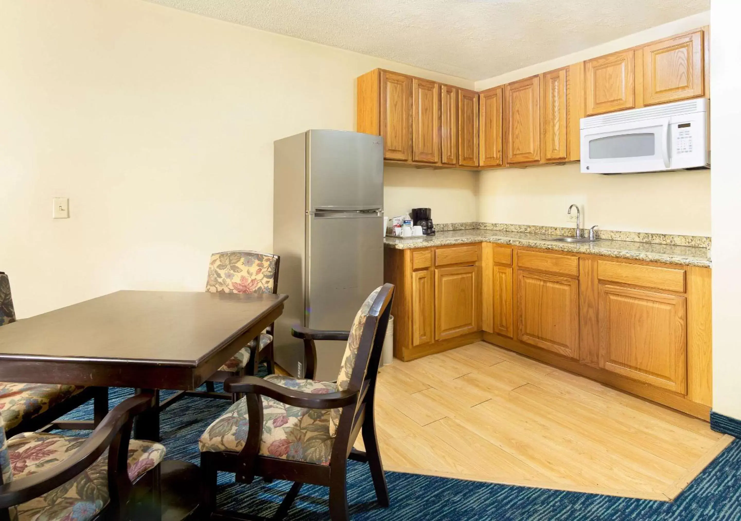 Photo of the whole room, Kitchen/Kitchenette in Quality Inn & Suites Saltillo Eurotel