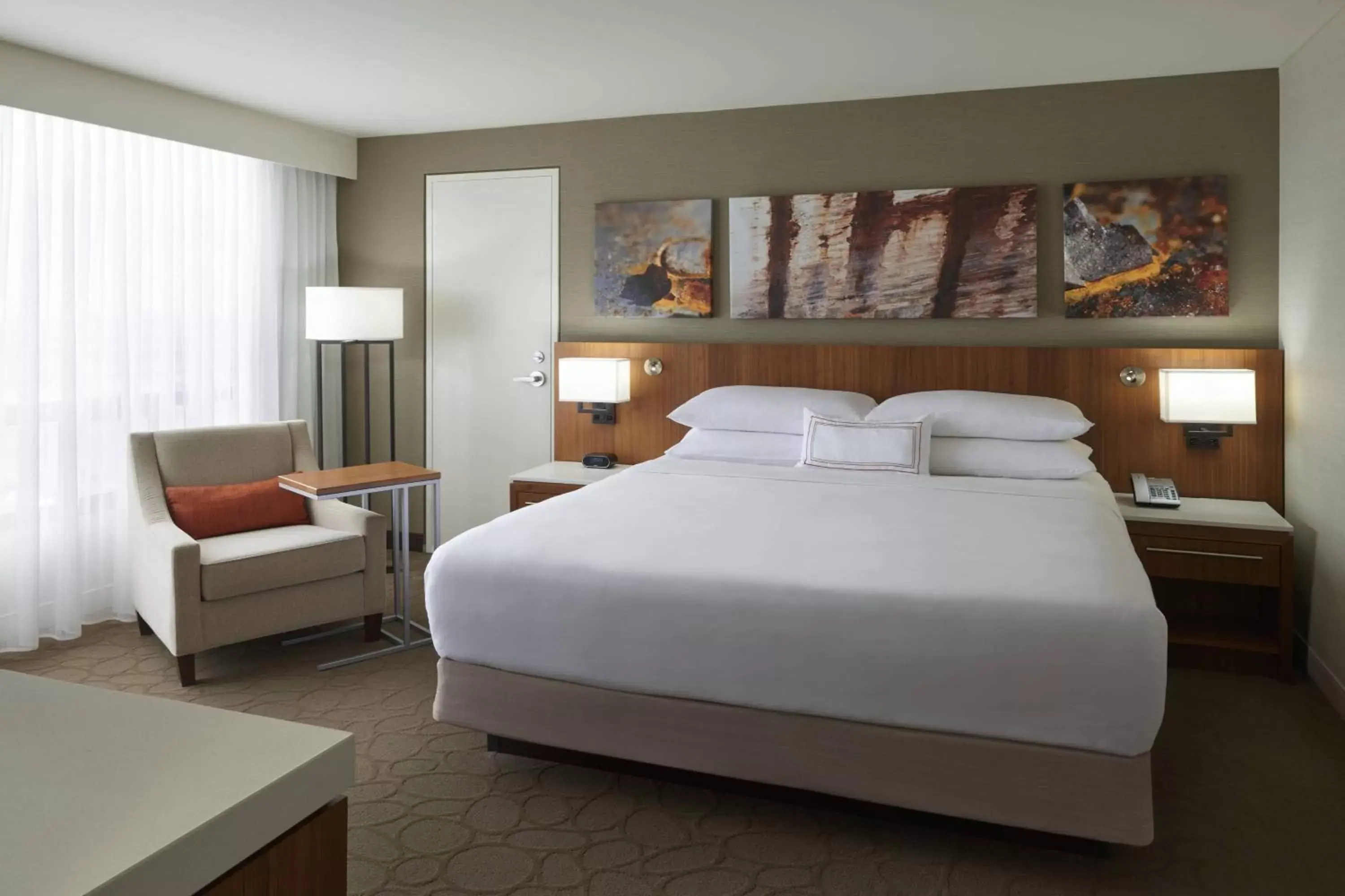 Photo of the whole room, Bed in Delta Hotels by Marriott Toronto Airport & Conference Centre