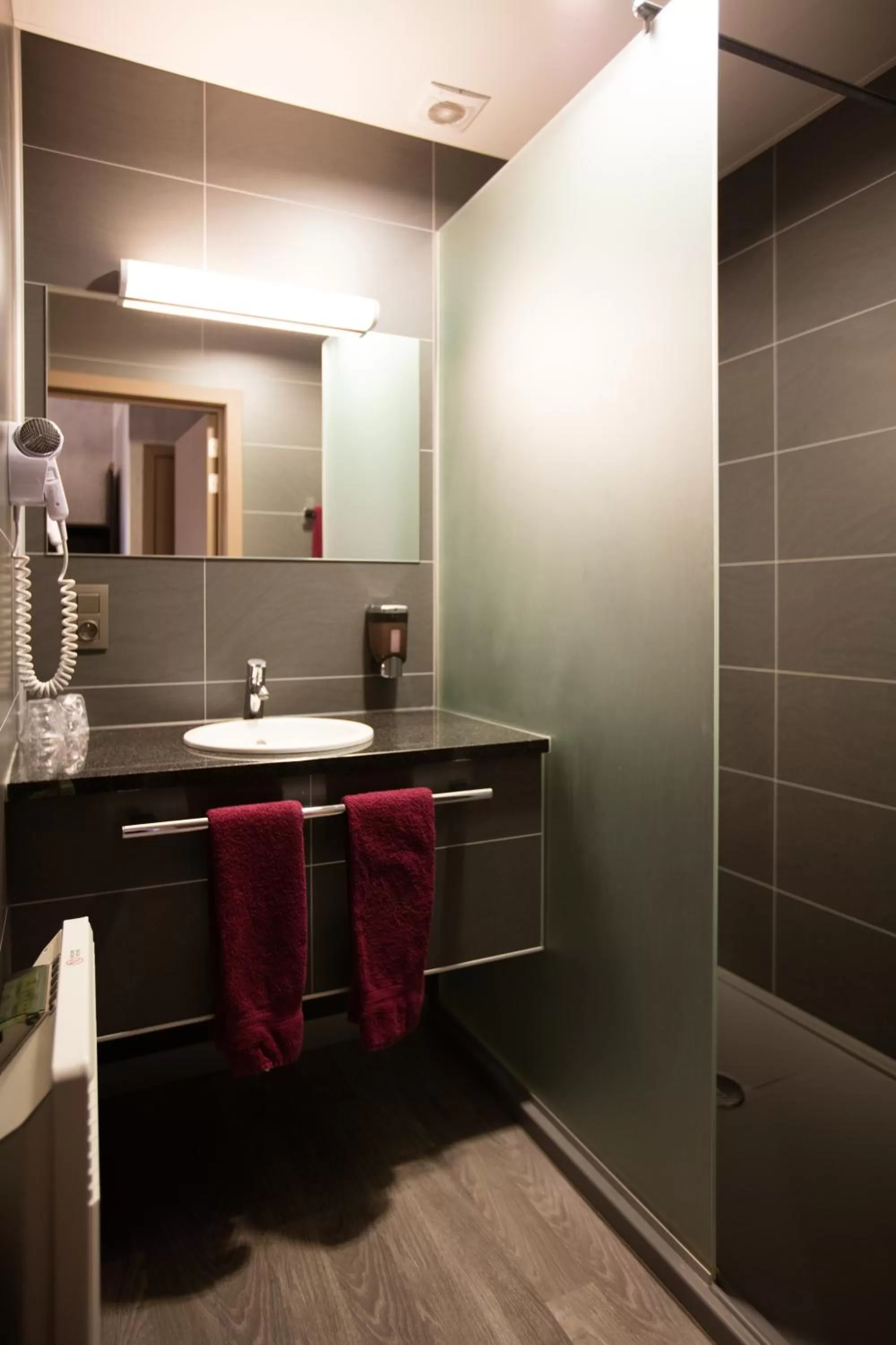 Shower in Flanders Lodge Hotel