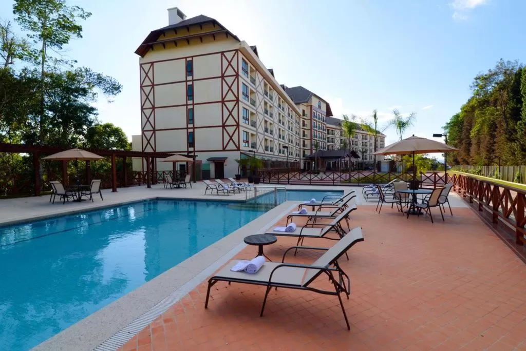 Swimming pool in Apart Hotel Vista Azul - hospedagem nas montanhas