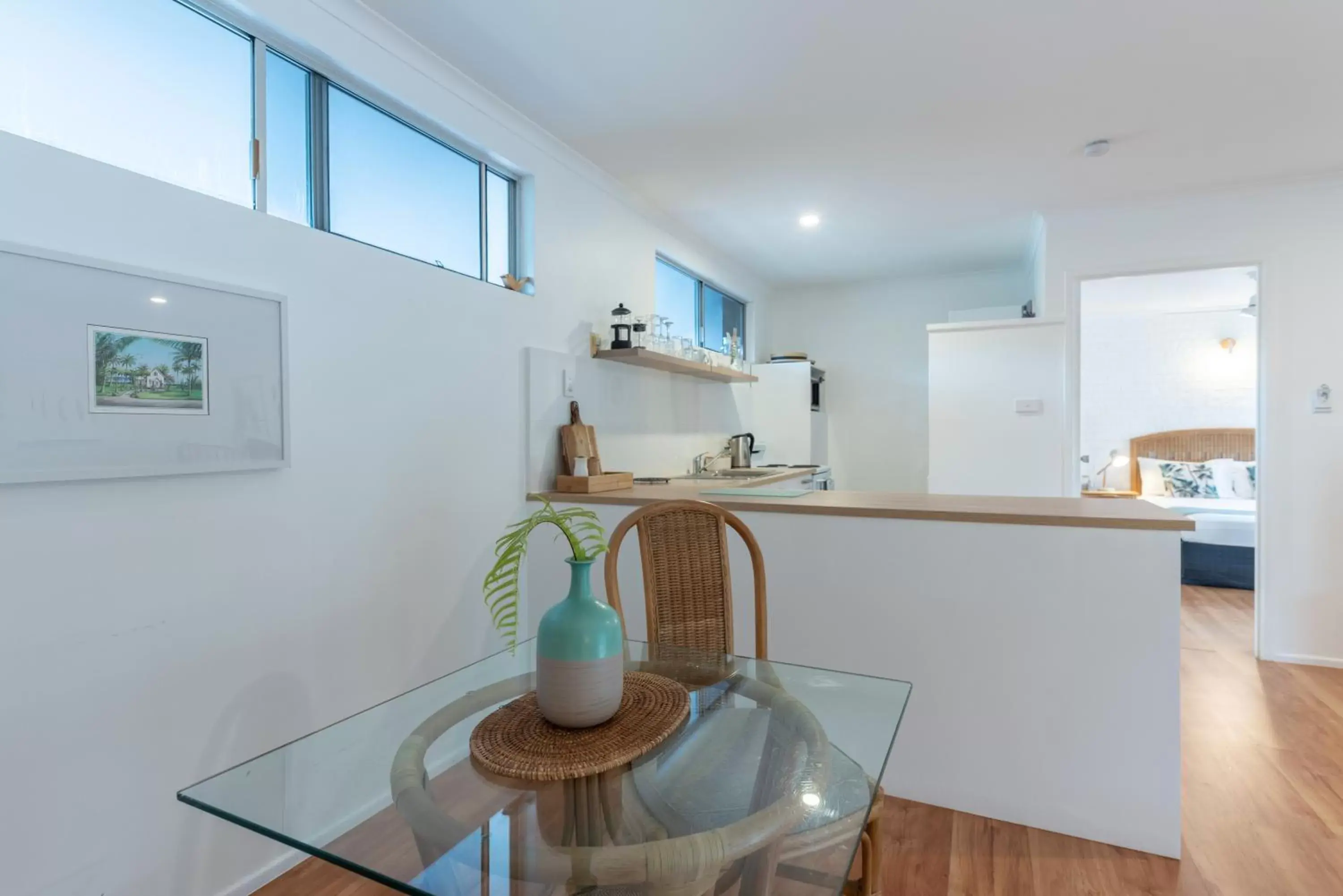 Dining area, Kitchen/Kitchenette in Lychee Tree Holiday Apartments