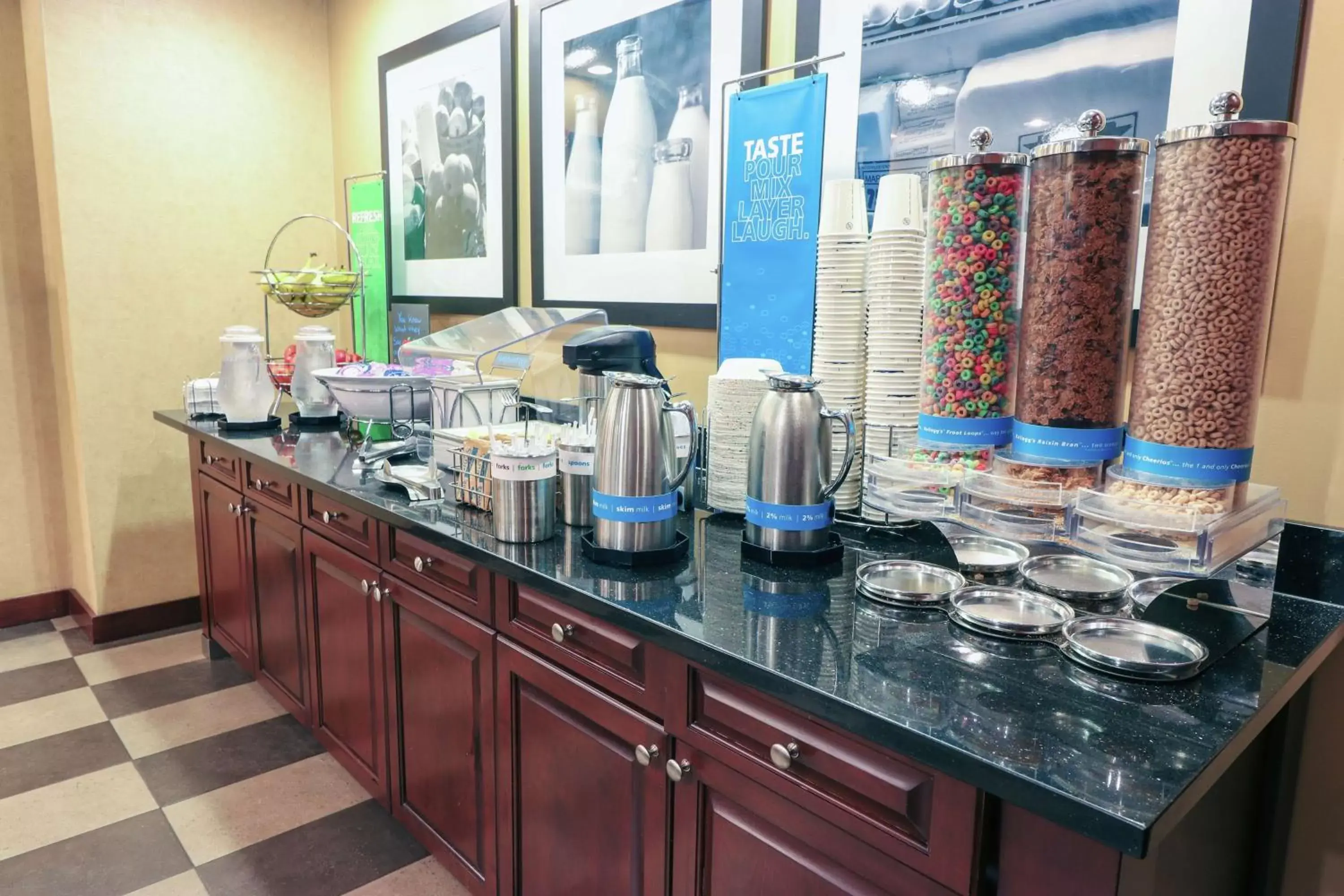 Dining area in Hampton Inn Lincolnton