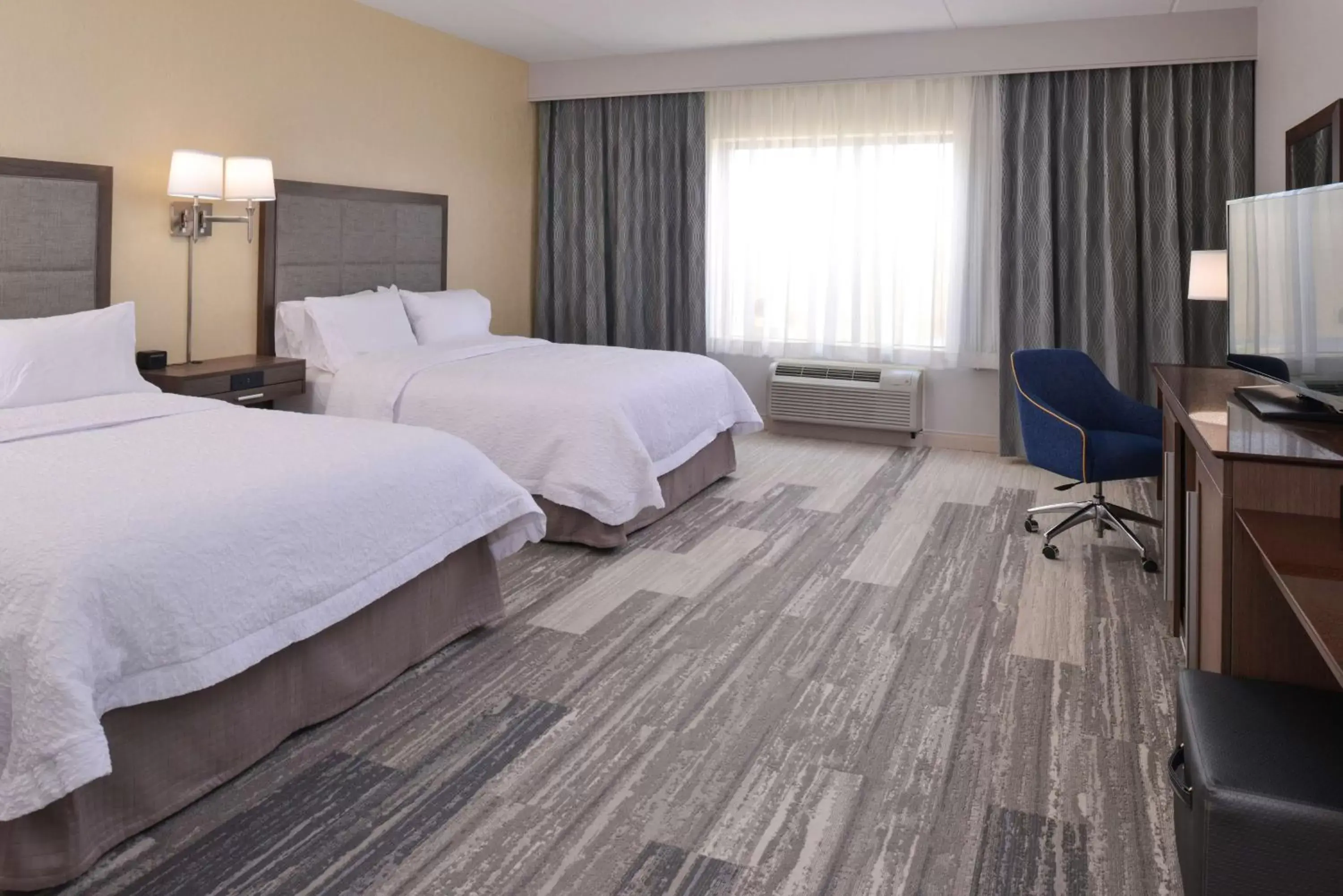 Bed in Hampton Inn & Suites Cincinnati-Mason, Ohio