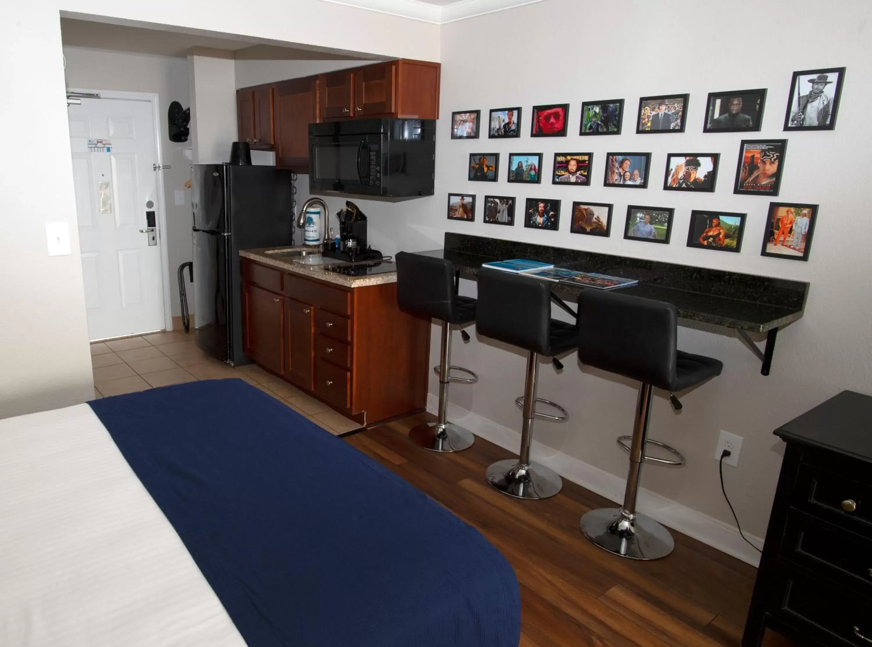 Bedroom, Kitchen/Kitchenette in Aqua Beach Inn