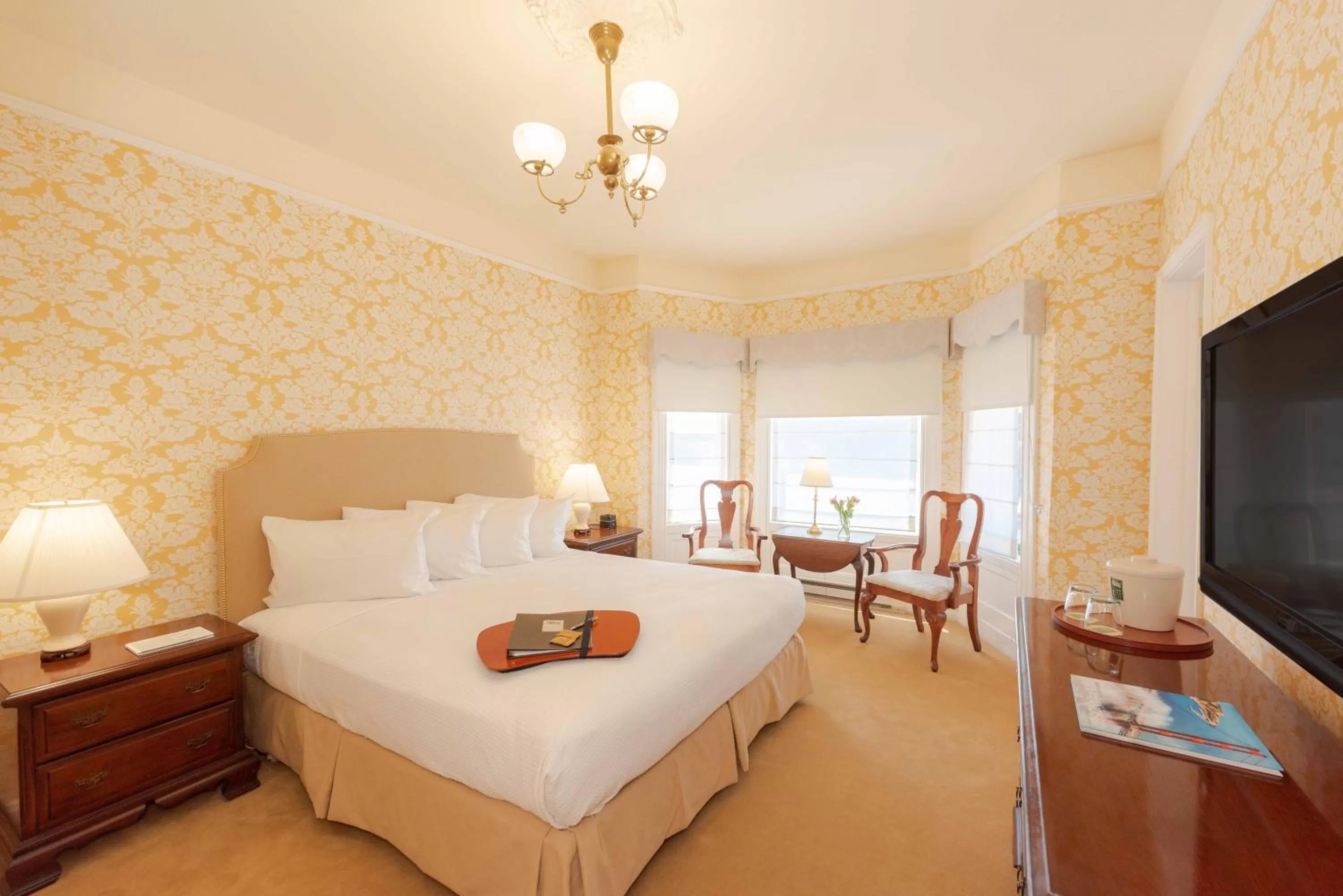 Photo of the whole room, Bed in Stanyan Park Hotel