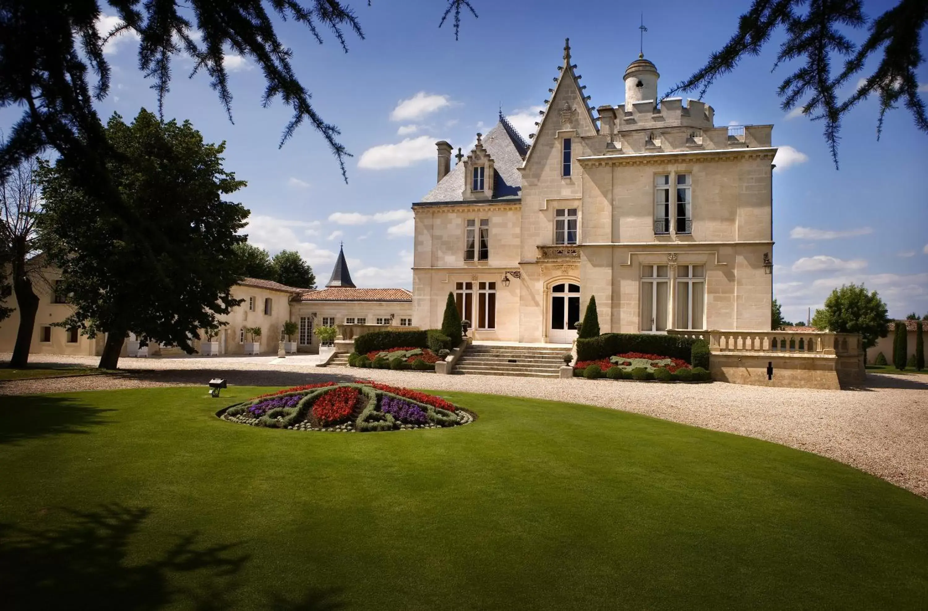 Facade/entrance, Property Building in Château Pape Clément