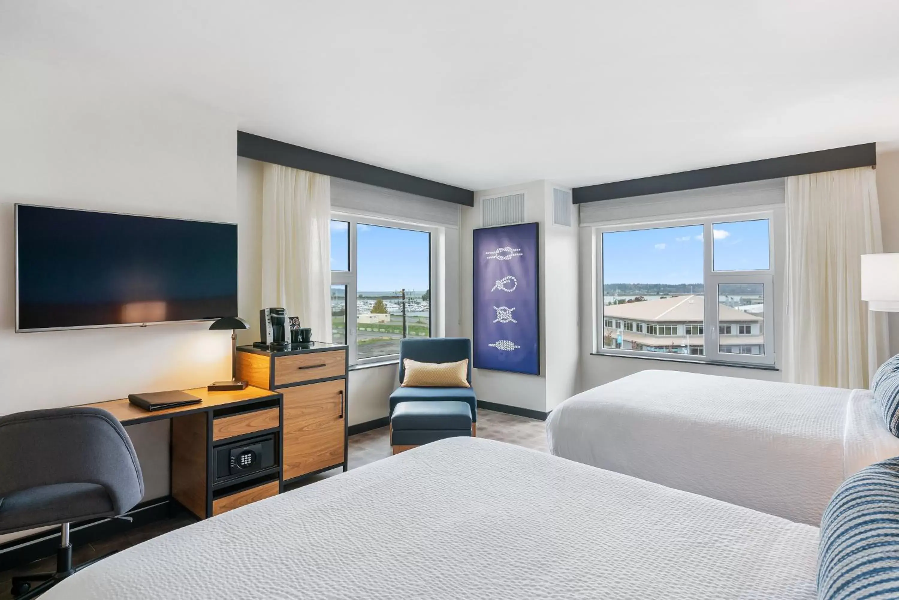 Photo of the whole room, TV/Entertainment Center in Hotel Indigo Seattle Everett Waterfront Place, an IHG Hotel