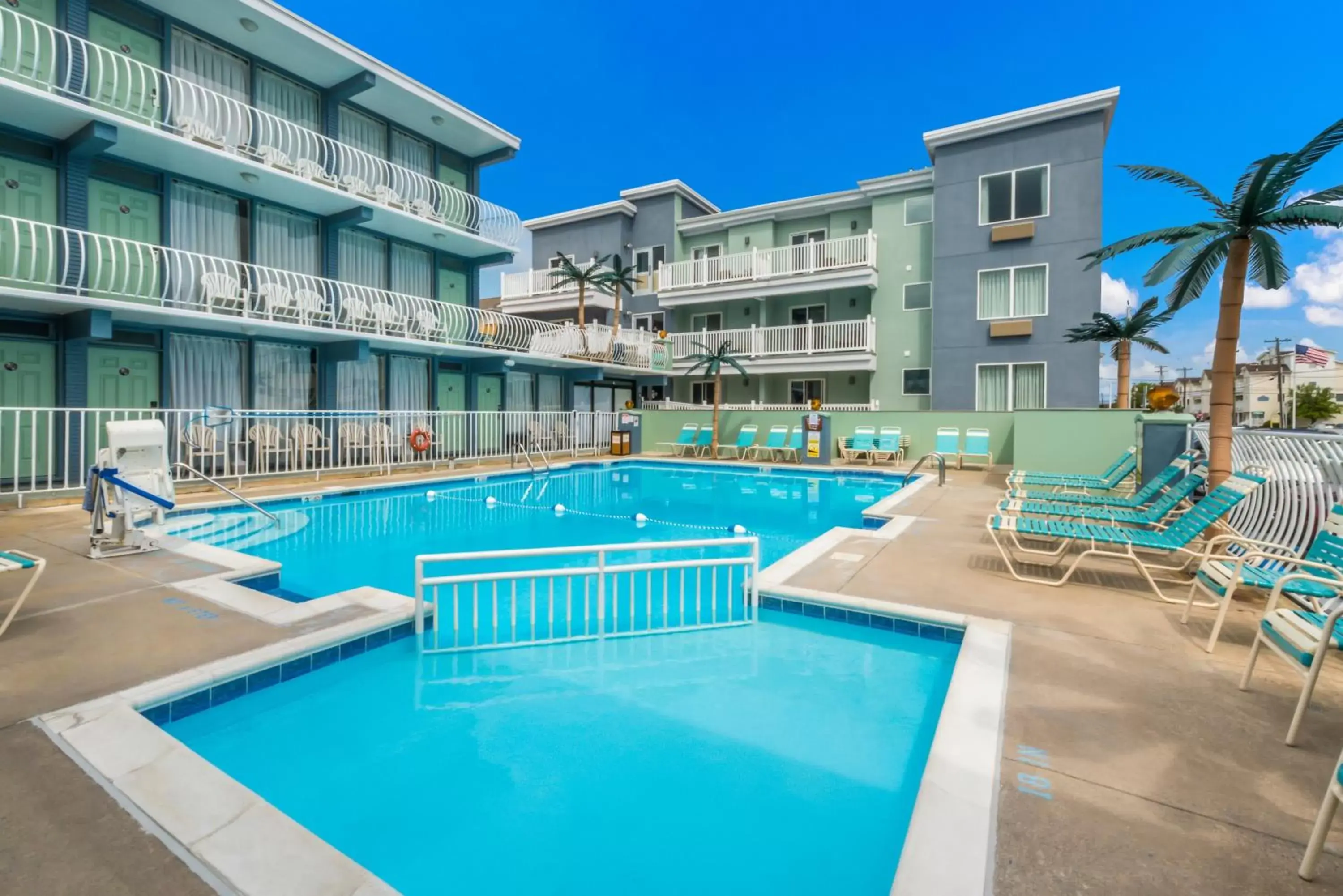 Swimming Pool in Le Voyageur - a Red Collection Hotel