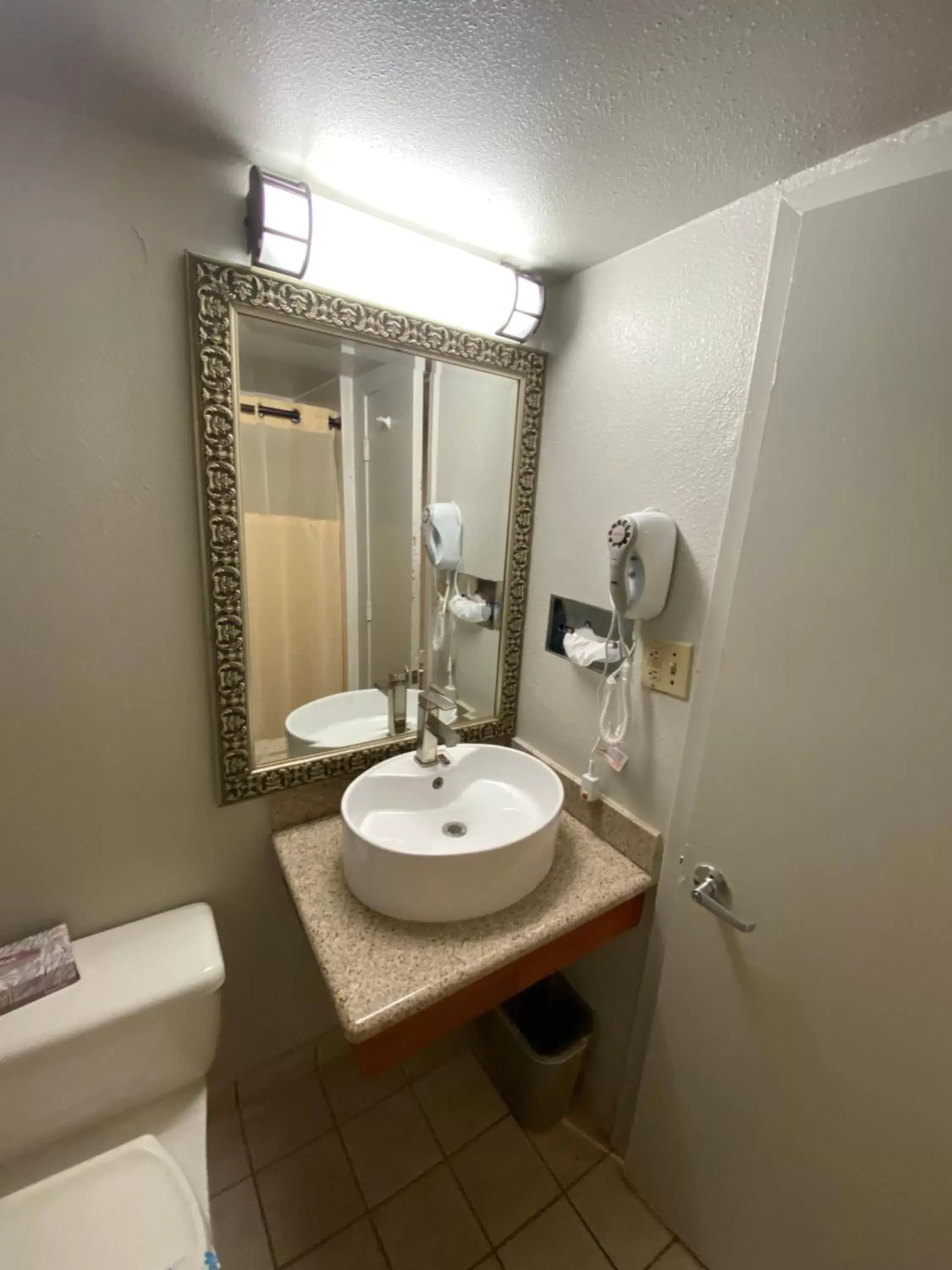 Bathroom in Budget Inn of Hayward