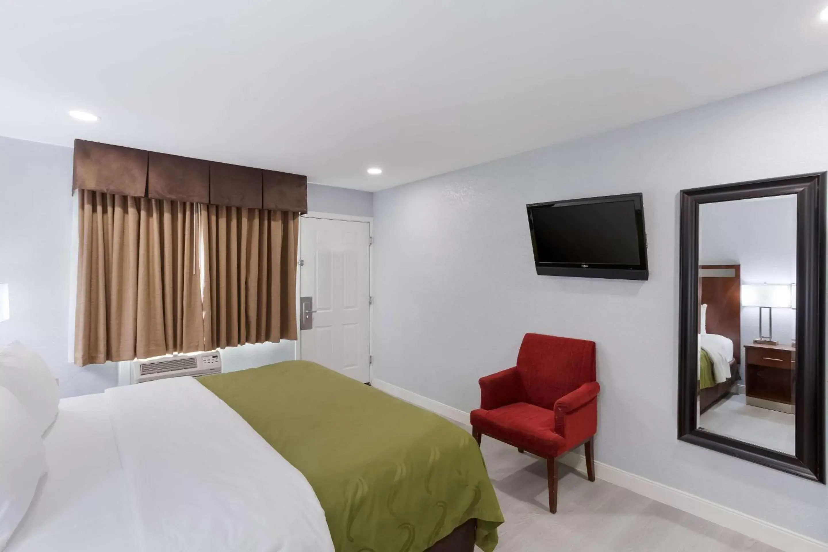 Bedroom, TV/Entertainment Center in Quality Inn Redding