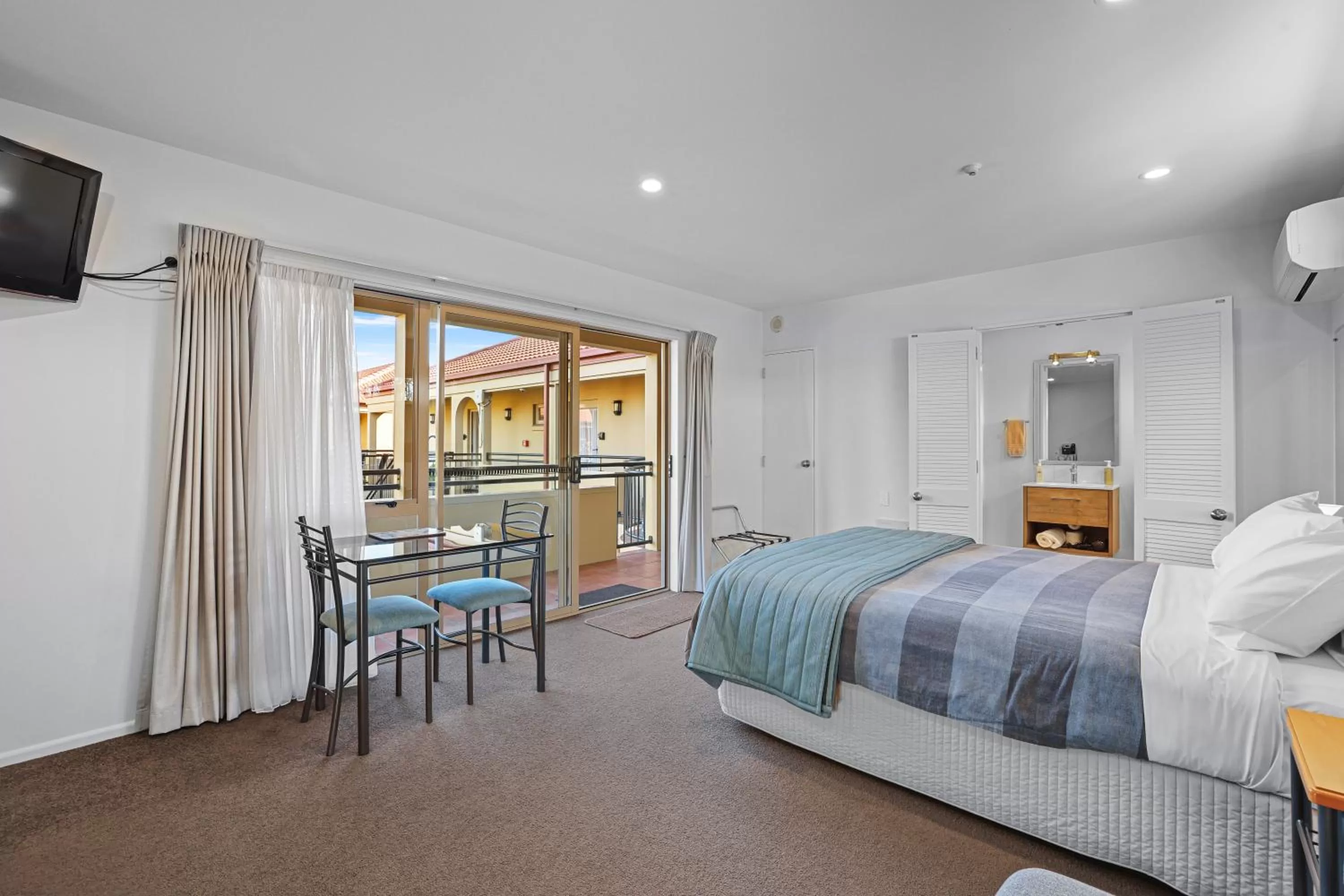 Bed in Lorenzo Motor Lodge