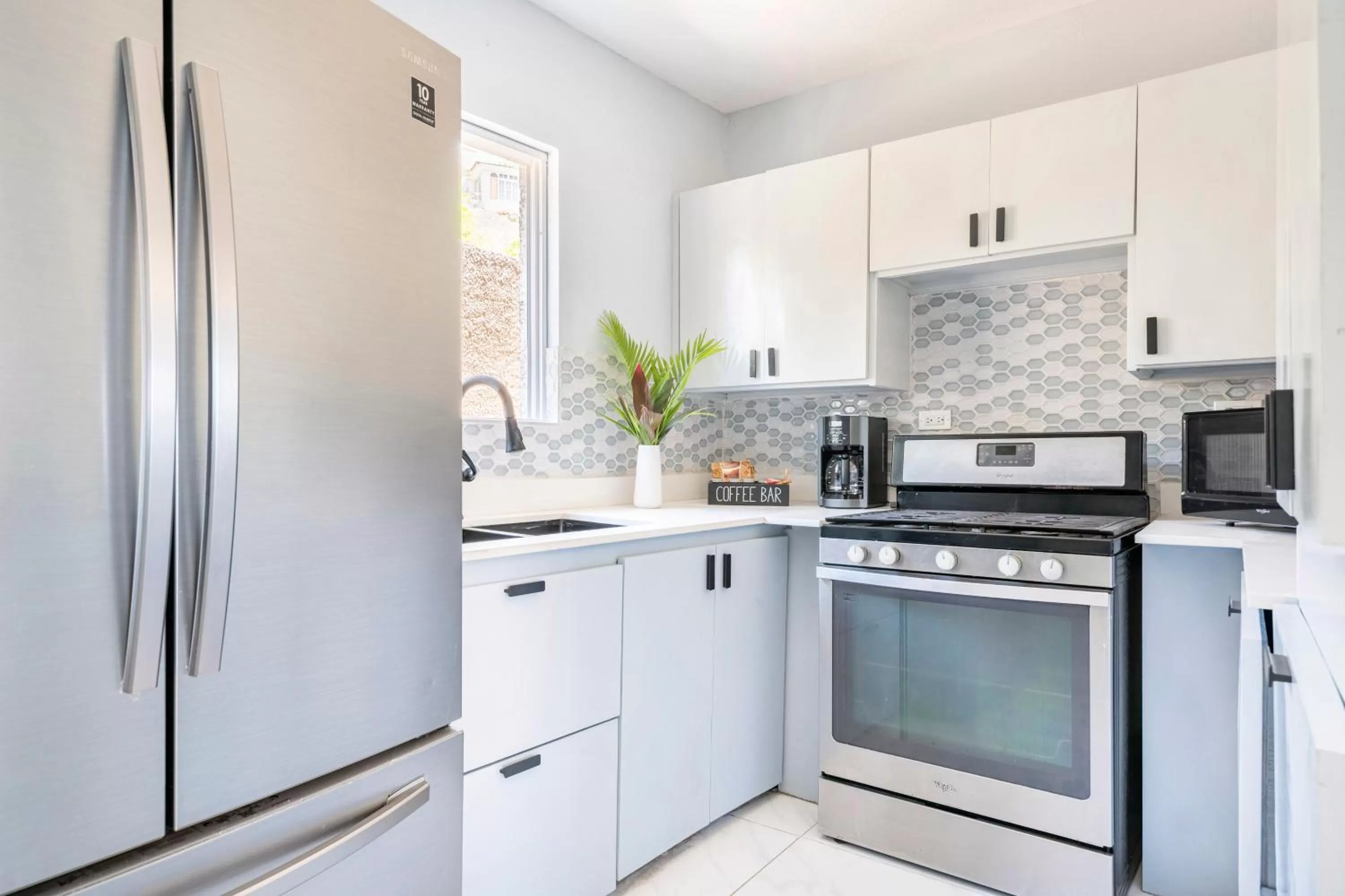 kitchen, Kitchen/Kitchenette in Luxe Beach Resort