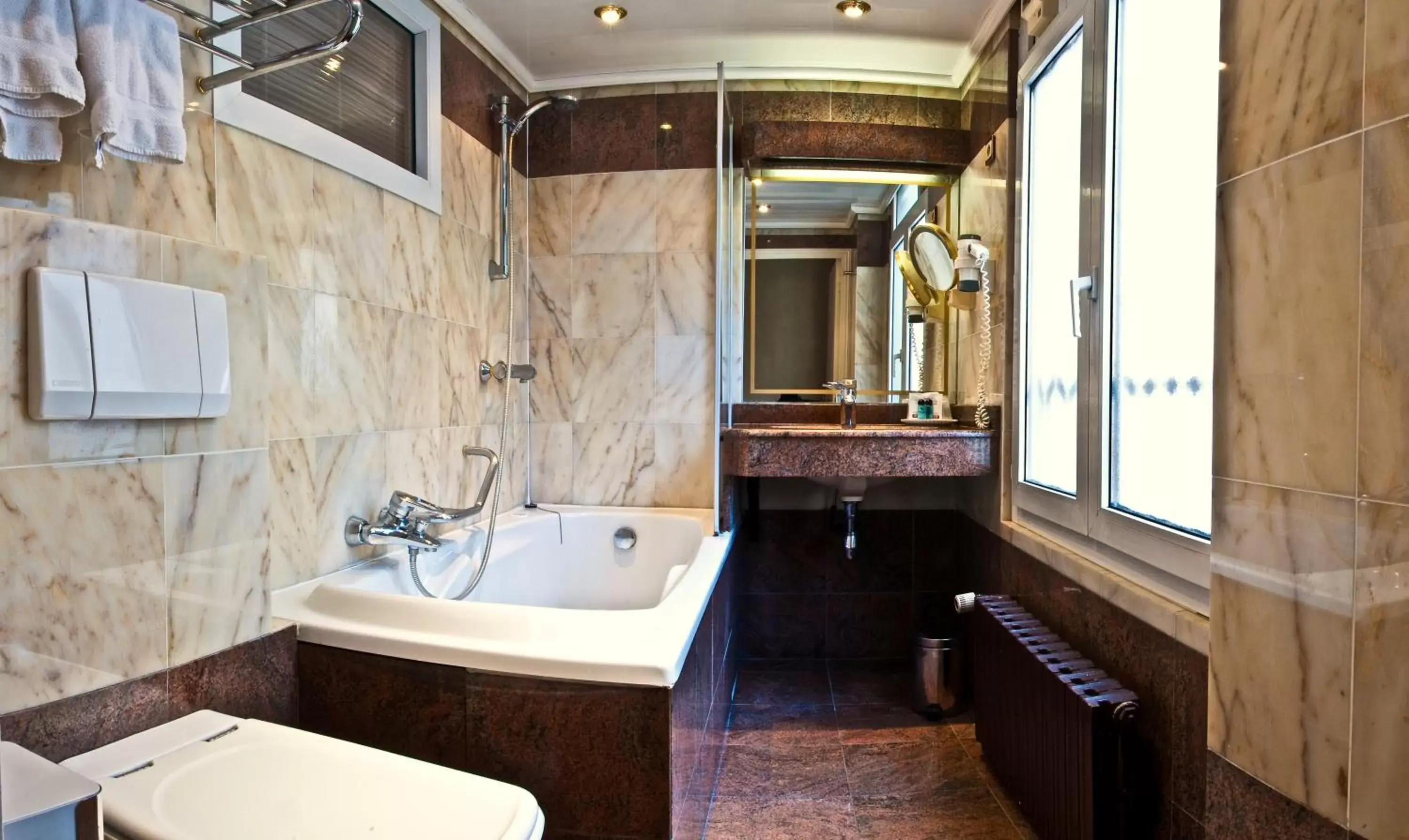 Bathroom in Hôtel Du Midi Paris Montparnasse