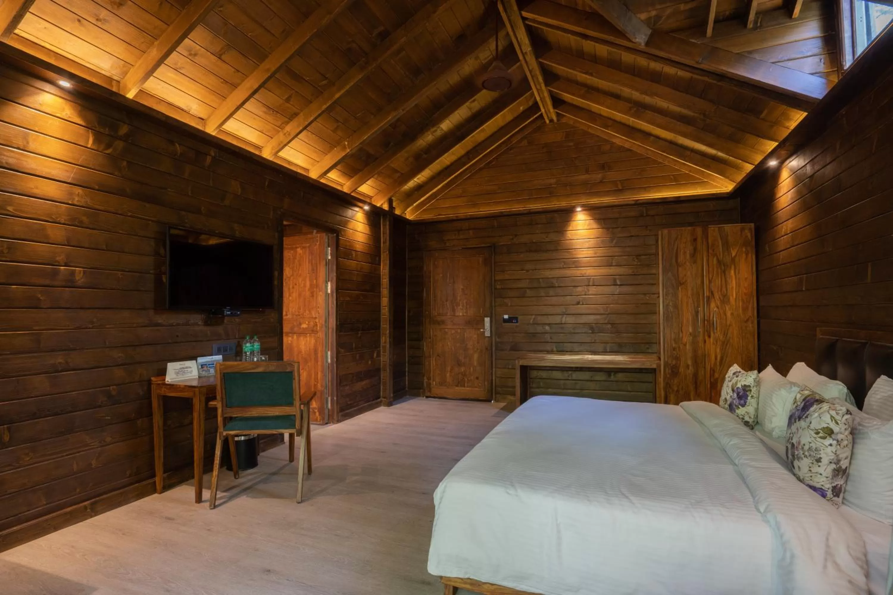 Photo of the whole room, Bed in The Ananta Udaipur