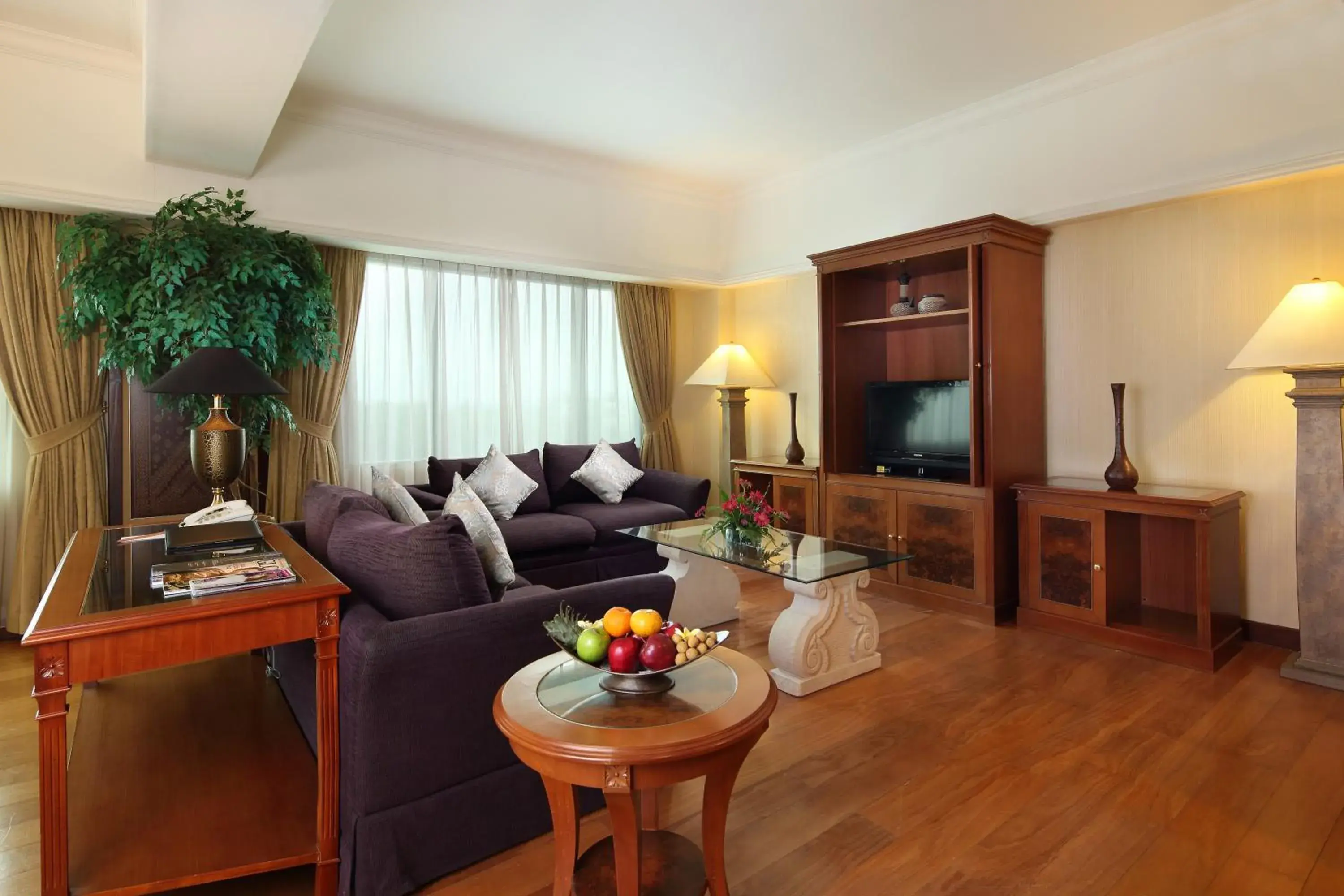 Photo of the whole room, Seating Area in Hotel Aryaduta Pekanbaru